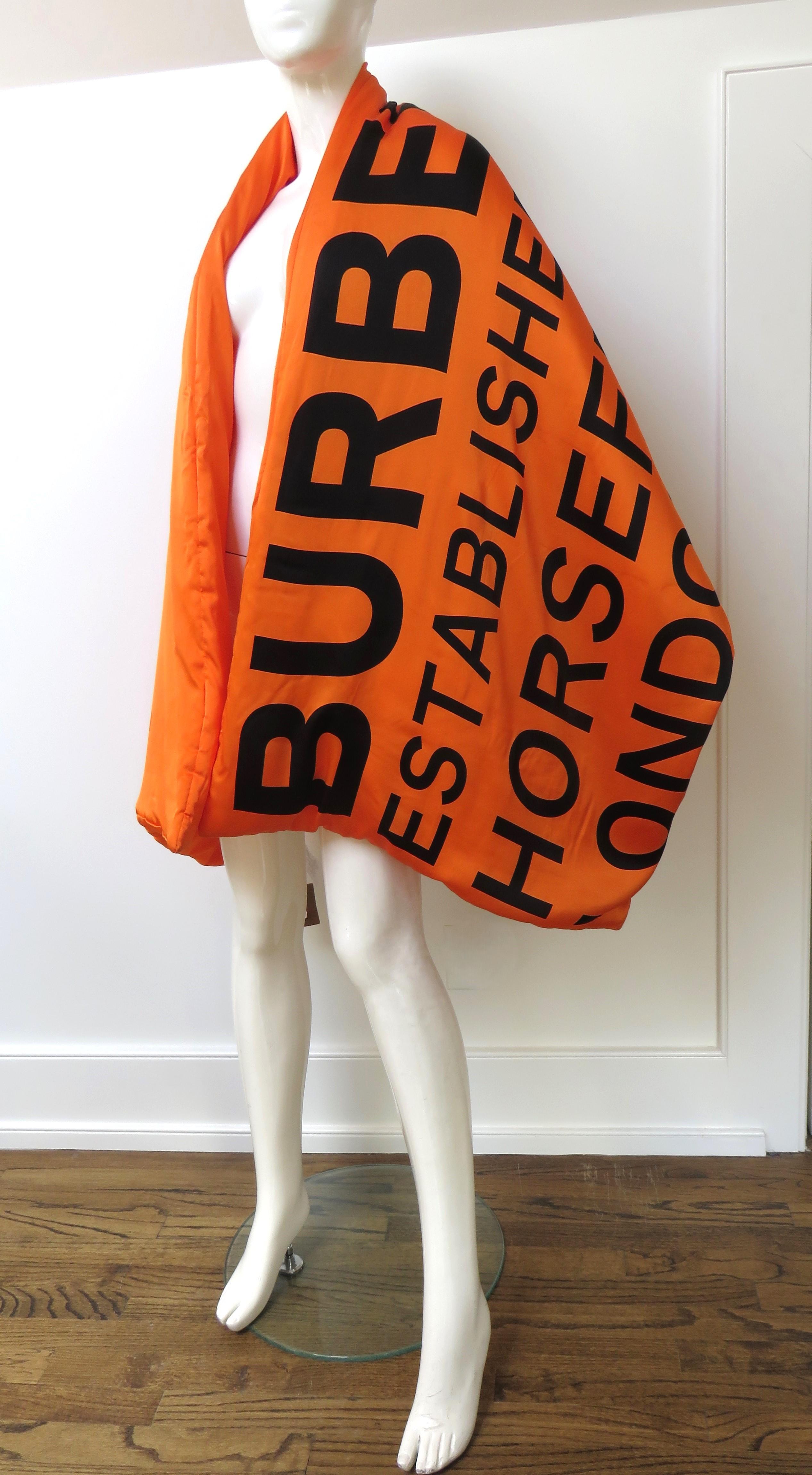 Burberry Nuovo con Etichetta Sciarpa Puffer in Seta con Logo a Lettera in vendita 1