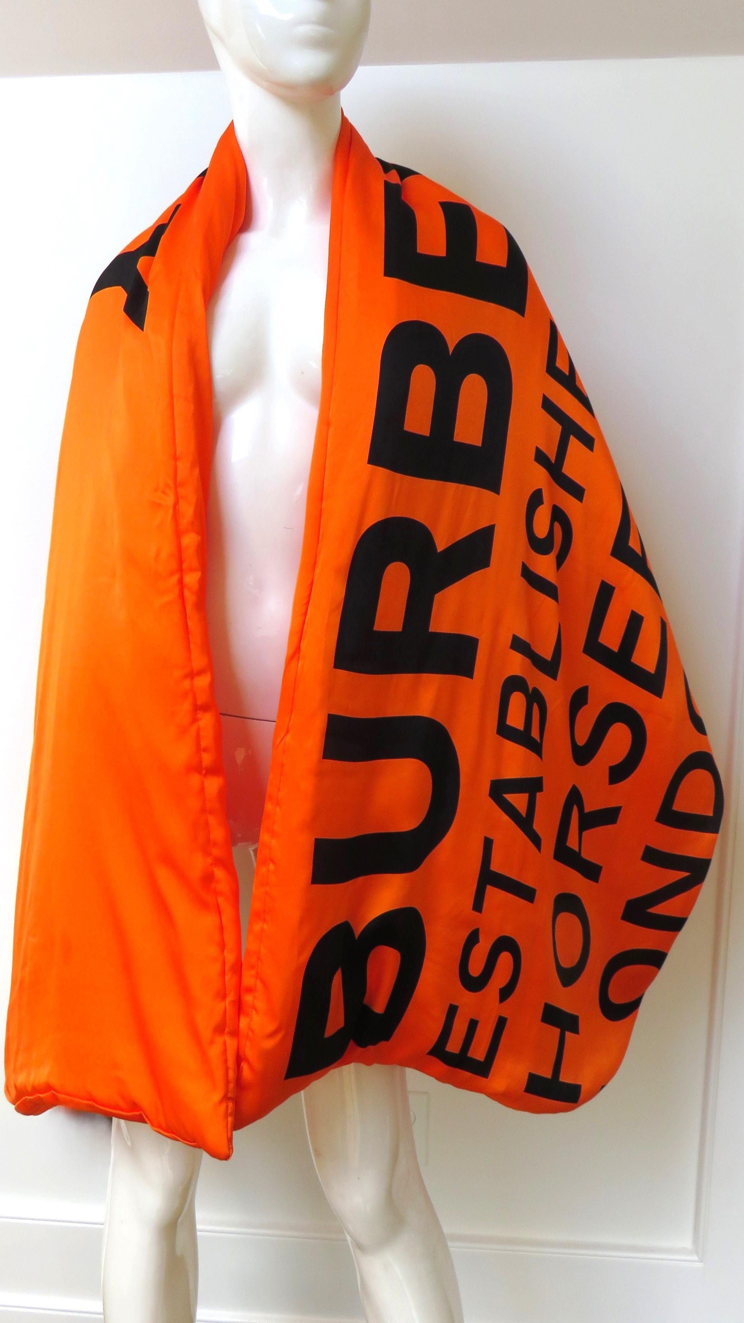 Burberry Nuovo con Etichetta Sciarpa Puffer in Seta con Logo a Lettera in vendita 2