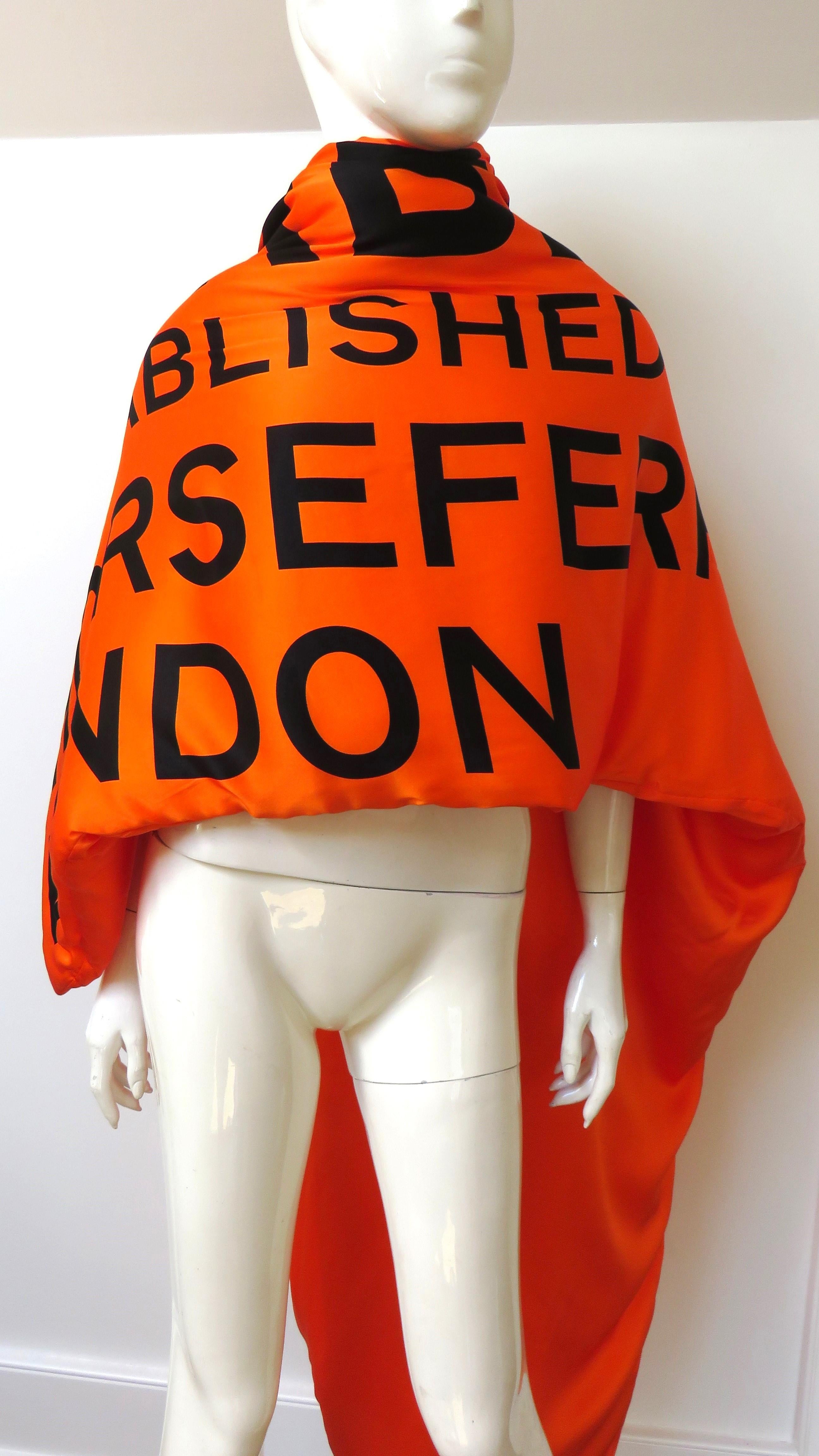 Burberry Nuovo con Etichetta Sciarpa Puffer in Seta con Logo a Lettera in vendita 3