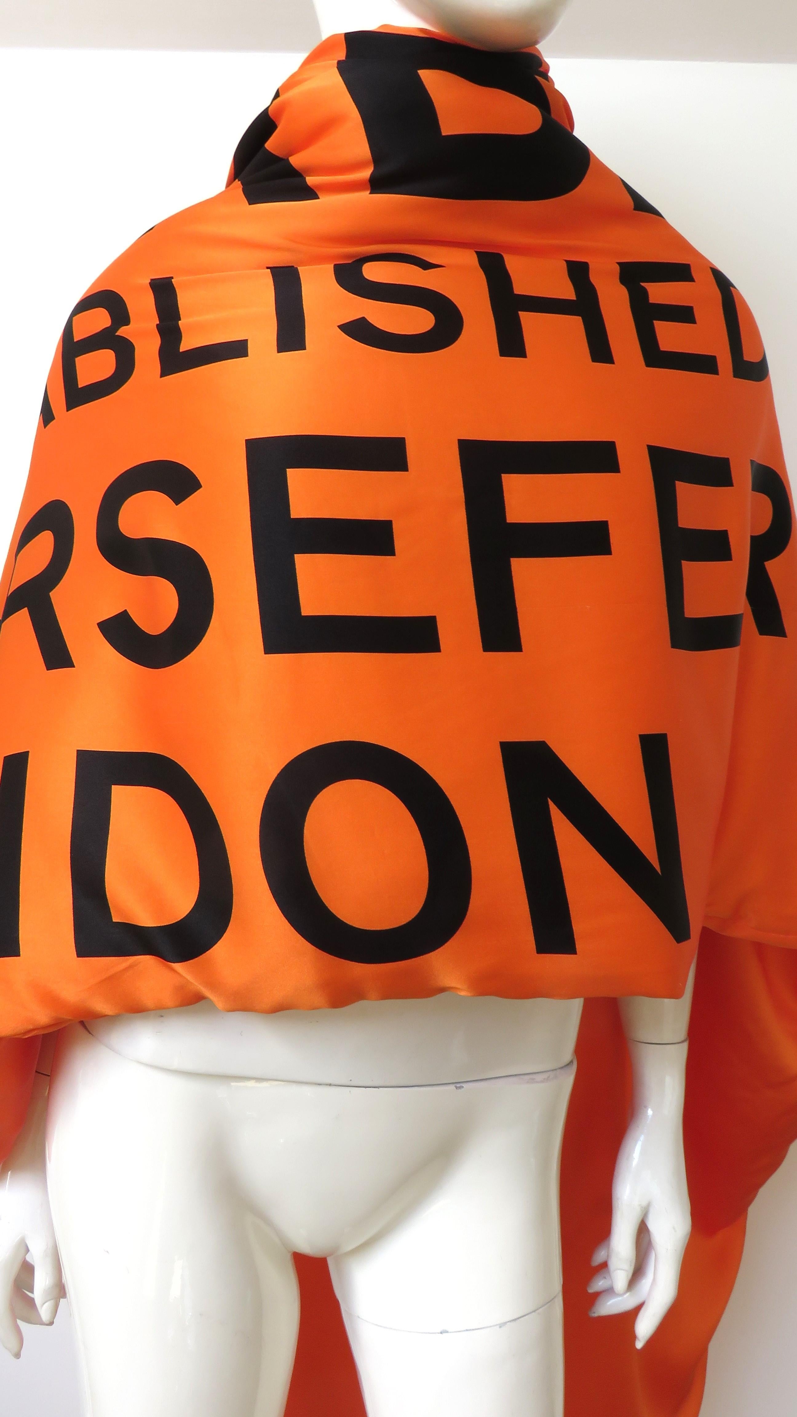 Burberry Nuovo con Etichetta Sciarpa Puffer in Seta con Logo a Lettera in vendita 4