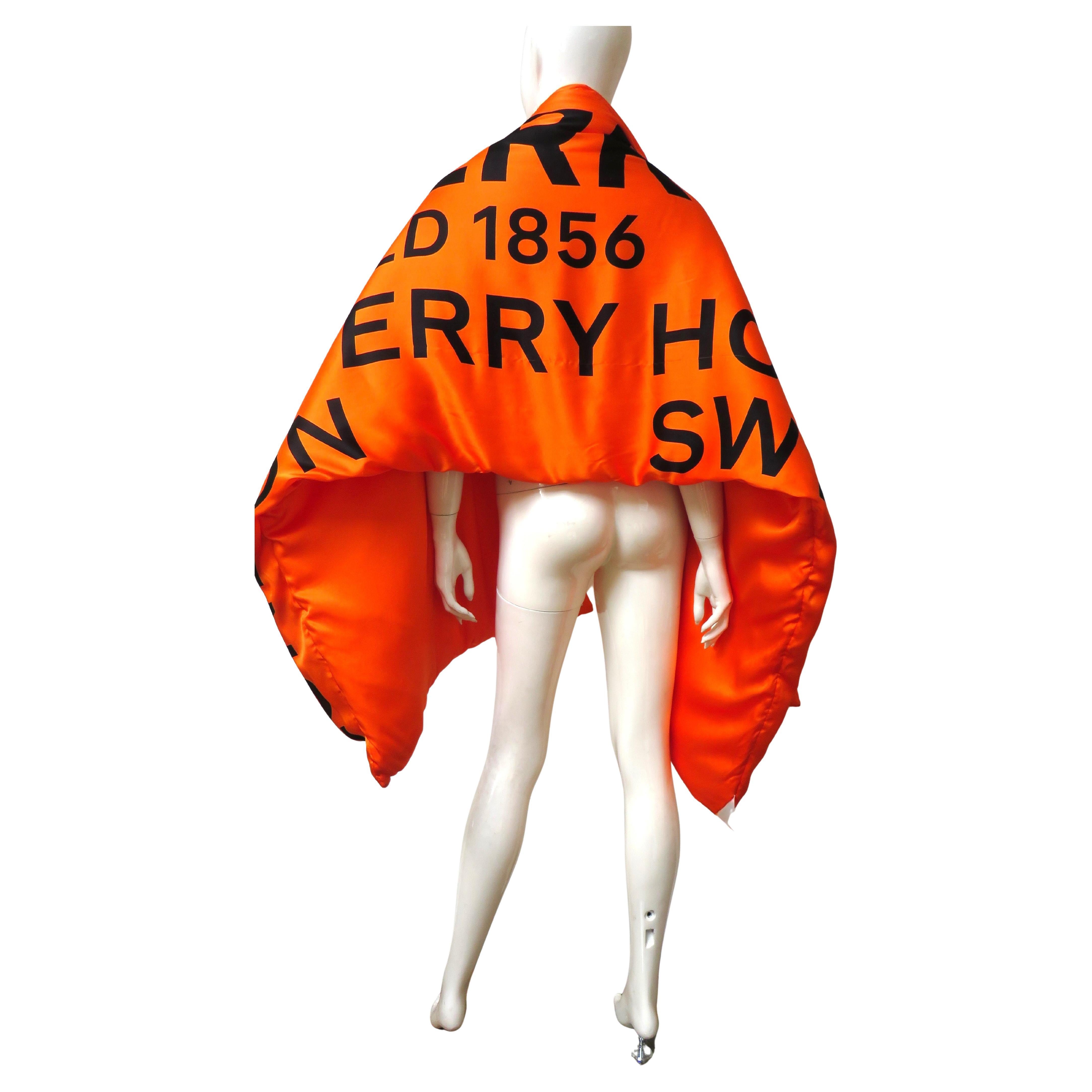 Burberry Nuovo con Etichetta Sciarpa Puffer in Seta con Logo a Lettera in vendita