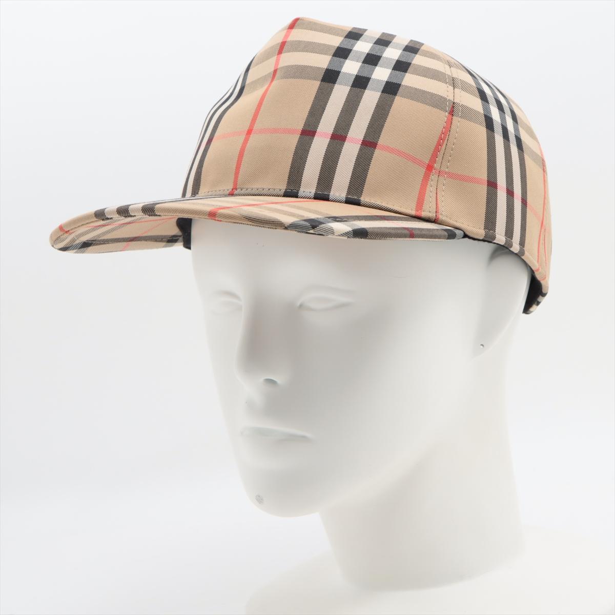 La gorra de béisbol Burberry Nova Check es un accesorio clásico e icónico que encarna la herencia británica y el estilo atemporal característicos de la marca. La gorra lleva el famoso estampado Nova Check de Burberry, un distinguido diseño a cuadros
