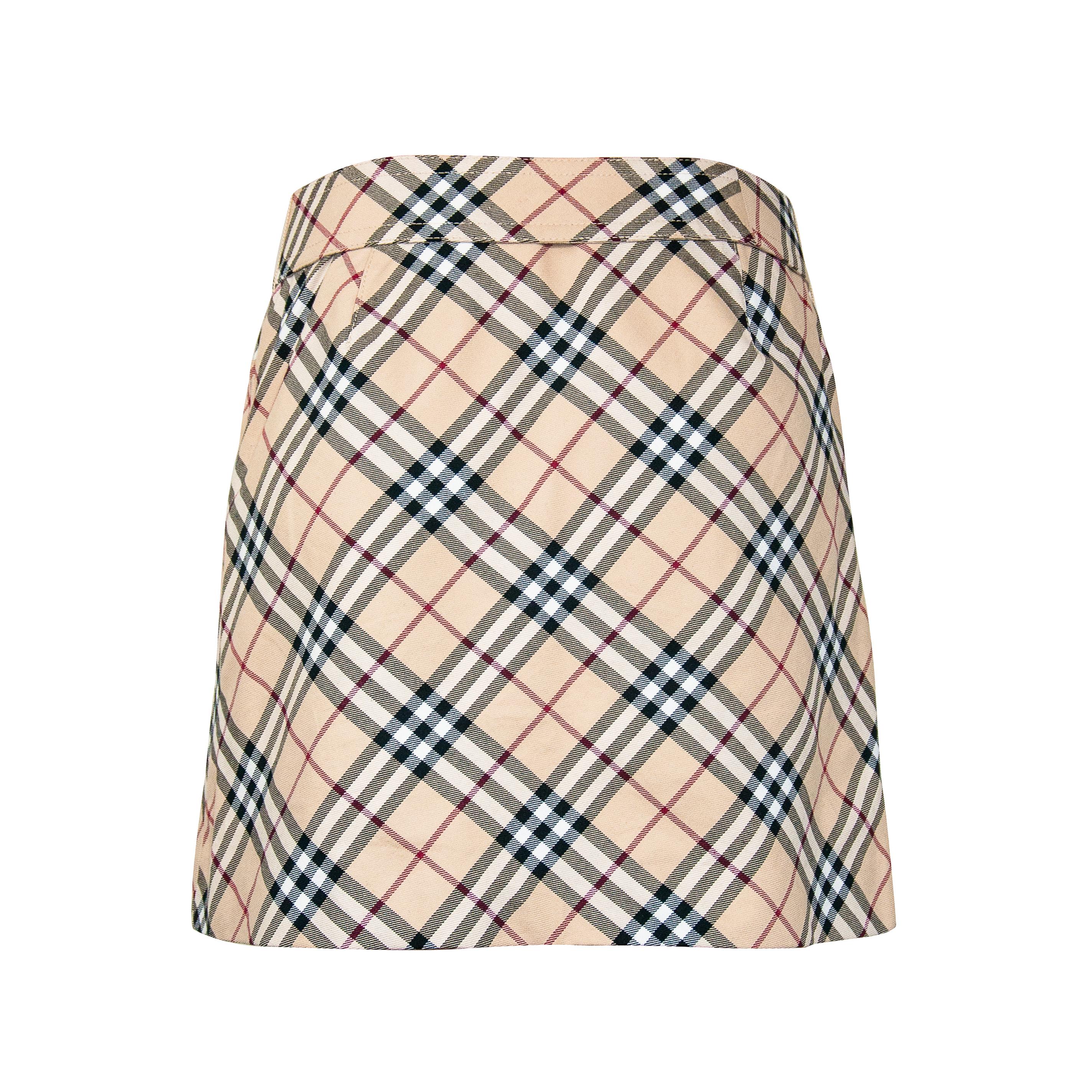 Ruder Than The Rest presents an A-line shape Burberry Nova check mini skirt.

Removable belt.

Two vents on the front.

Fabric is stretchy and hugs the figure.

Vintage, circa 2000s.

Composition: Cotton/elasthane mix.

Authenticity