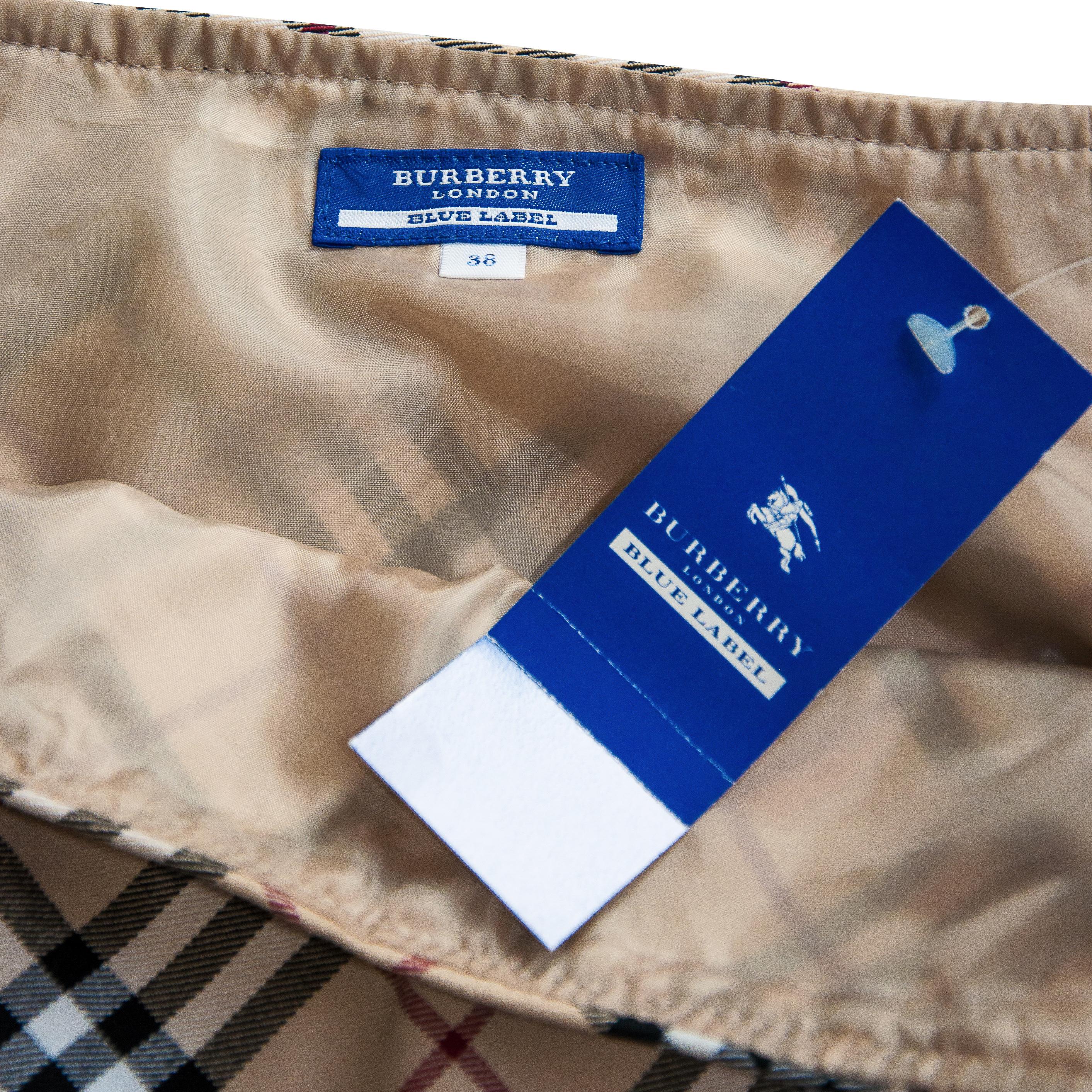 Burberry Nova Check Belted Mini Skirt size 38 In New Condition For Sale In London, GB