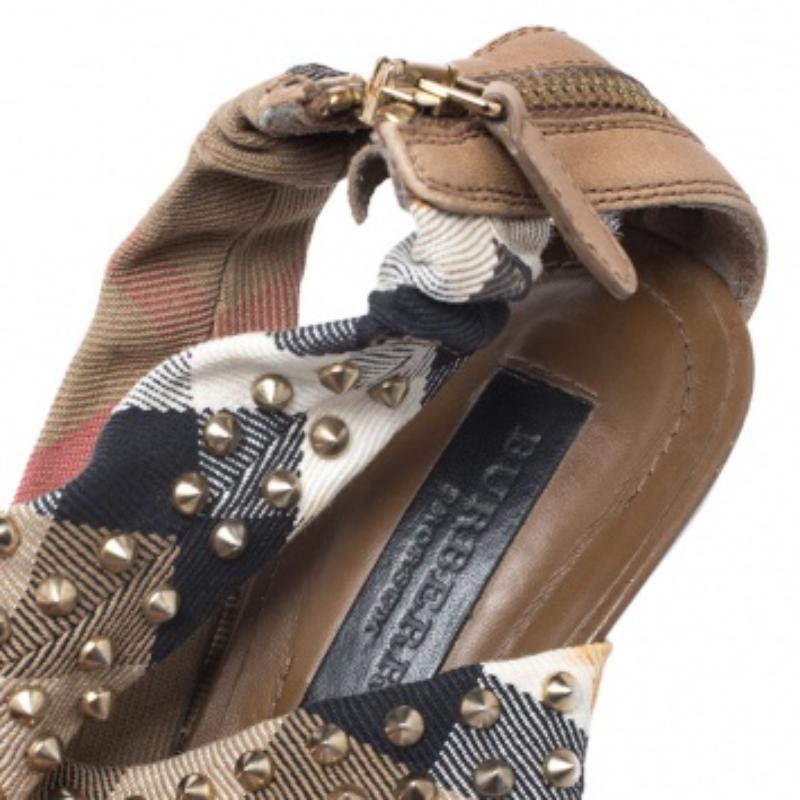 Burberry Nova Check Criss Cross Canvas Spike Studded Open Toe Sandals Size 37 Pour femmes en vente