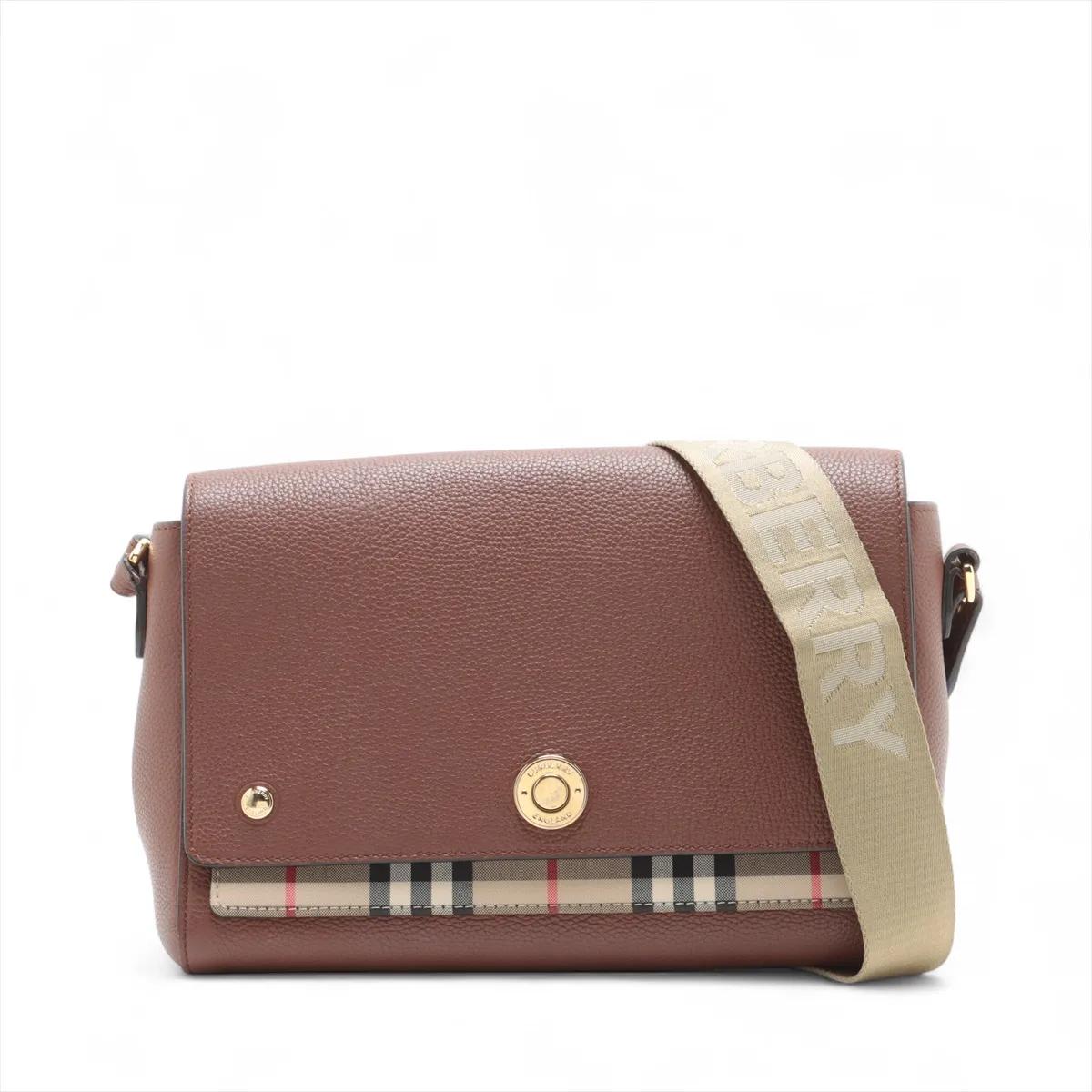 Le sac à bandoulière Nova Check Hampshire de Burberry, de couleur marron, est joliment rehaussé du motif Nova Check caractéristique de la marque, ce qui lui confère un attrait distinctif et classique.Fabriqué à partir de matériaux durables, le sac