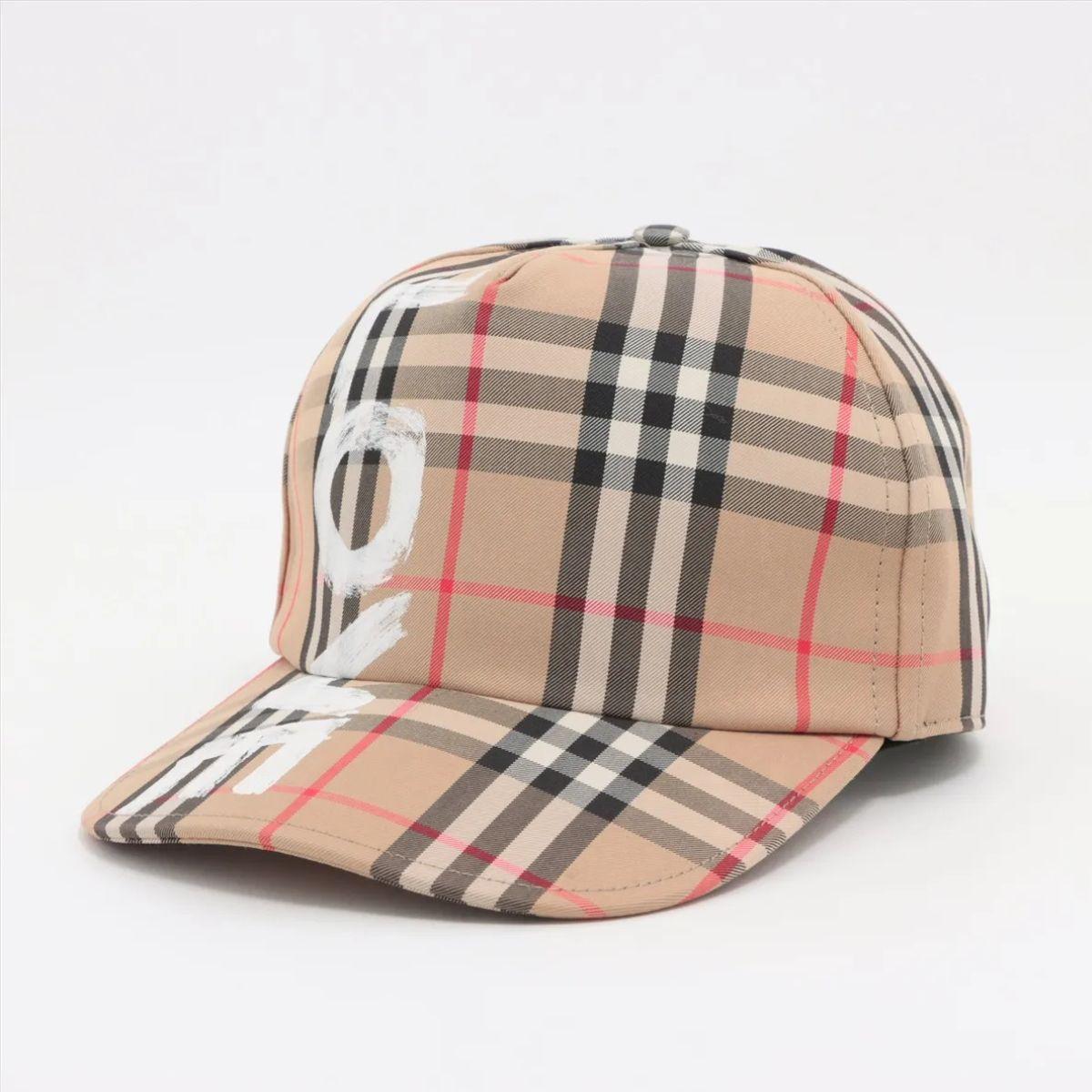 Die Burberry Nova Check Love Print Cotton Cap in Beige ist eine verspielte Variante eines klassischen Designs. Die aus atmungsaktiver Baumwolle gefertigte Kappe zeigt das ikonische Burberry Nova Check-Muster, das mit einem auffälligen 
