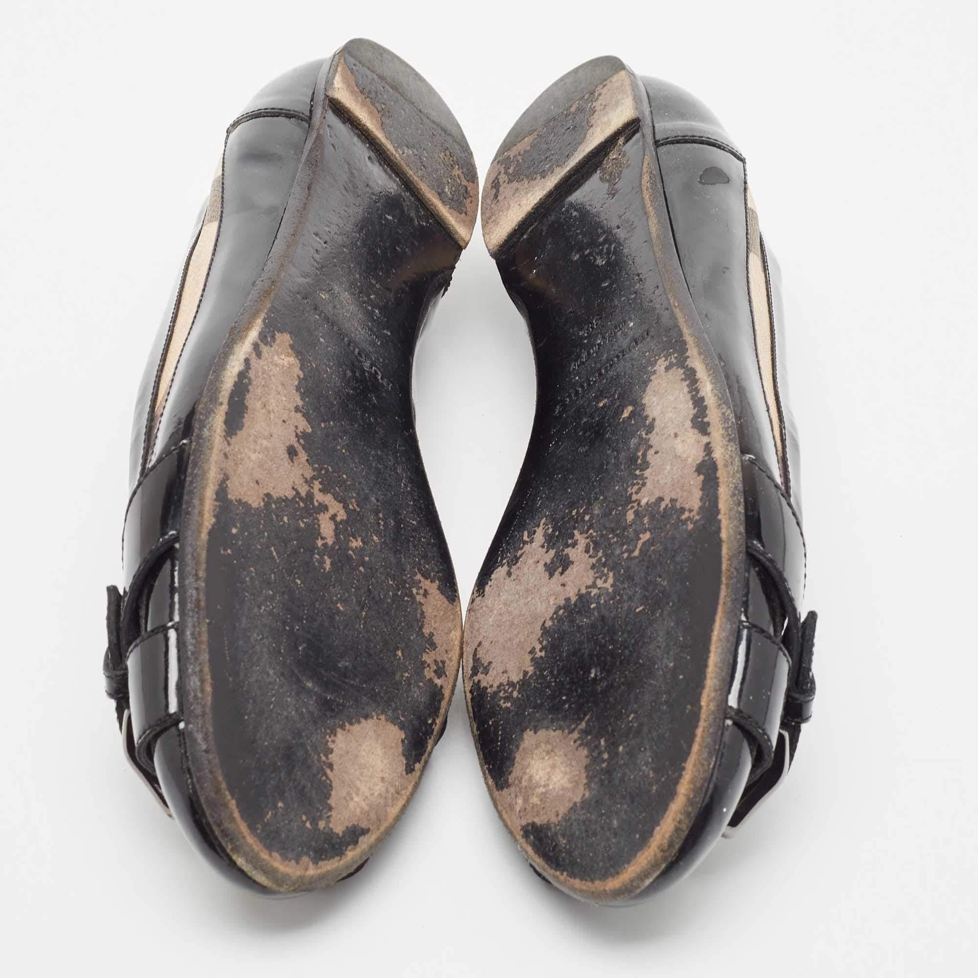Burberry Nova Karierte Ballettschuhe aus PVC und Lackleder mit Schnalle aus Leder Größe 38 im Angebot 2
