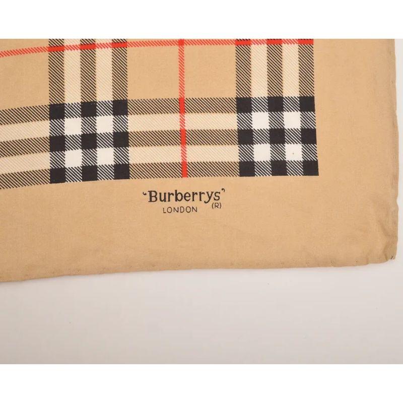 Burberry Nova Kariertes quadratisches Hankerchief mit Seidentasche im Zustand „Gut“ im Angebot in Sheffield, GB