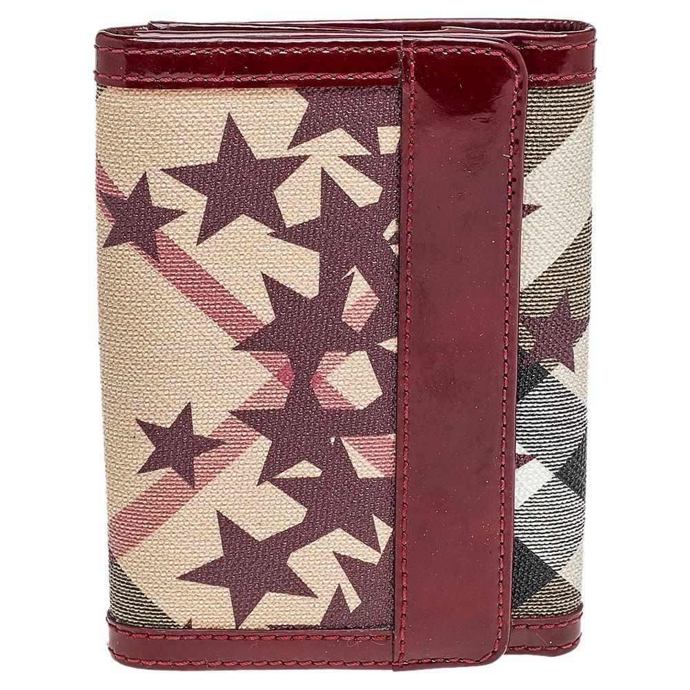 Designed by the House of Burberry, this wallet will provide you with ample style and elegance. It is made from beige-burgundy Nova Check stars-printed coated canvas and patent leather. It is adorned with black-toned hardware and has a leather-fabric