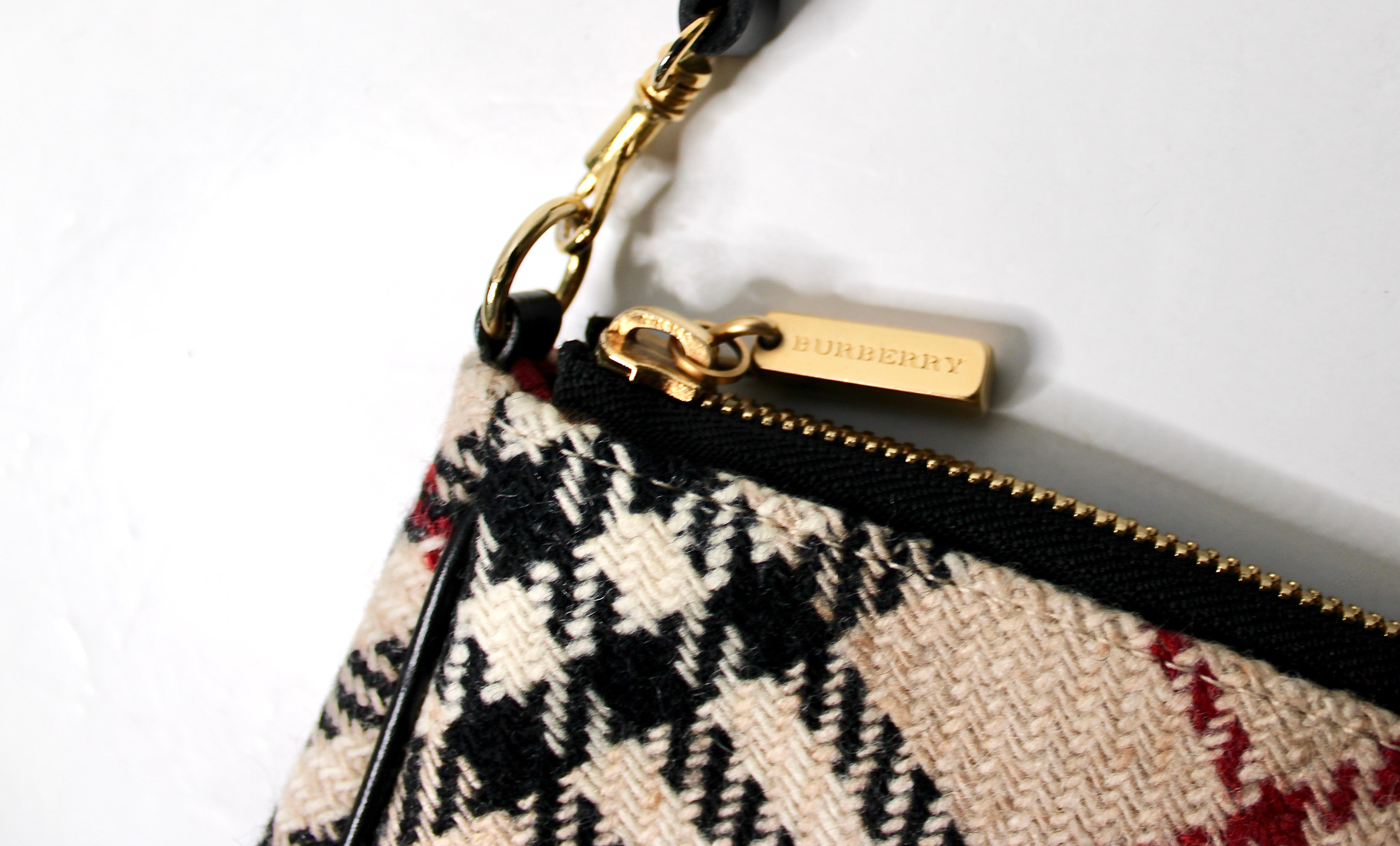 Burberry Nova Check Wool Mini Borsa a tracolla circa Y2K In condizioni buone in vendita a Scottsdale, AZ