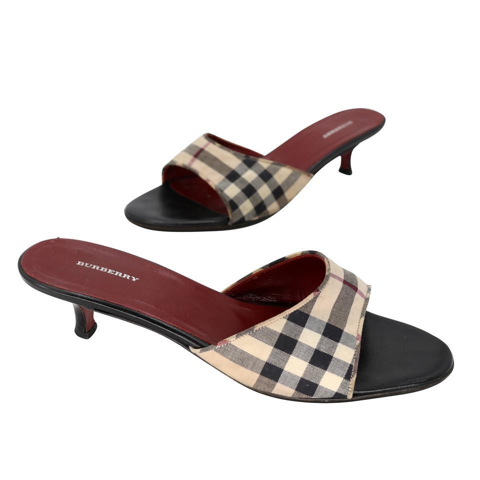 Here is a lovely Burberry Novacheck monogram kitty heels with signature pattern logo on the heel. These heels are perfect for daily use or simple a night out on the town. The shoes are in pre-loved condition with basic wear there is some scuffs on