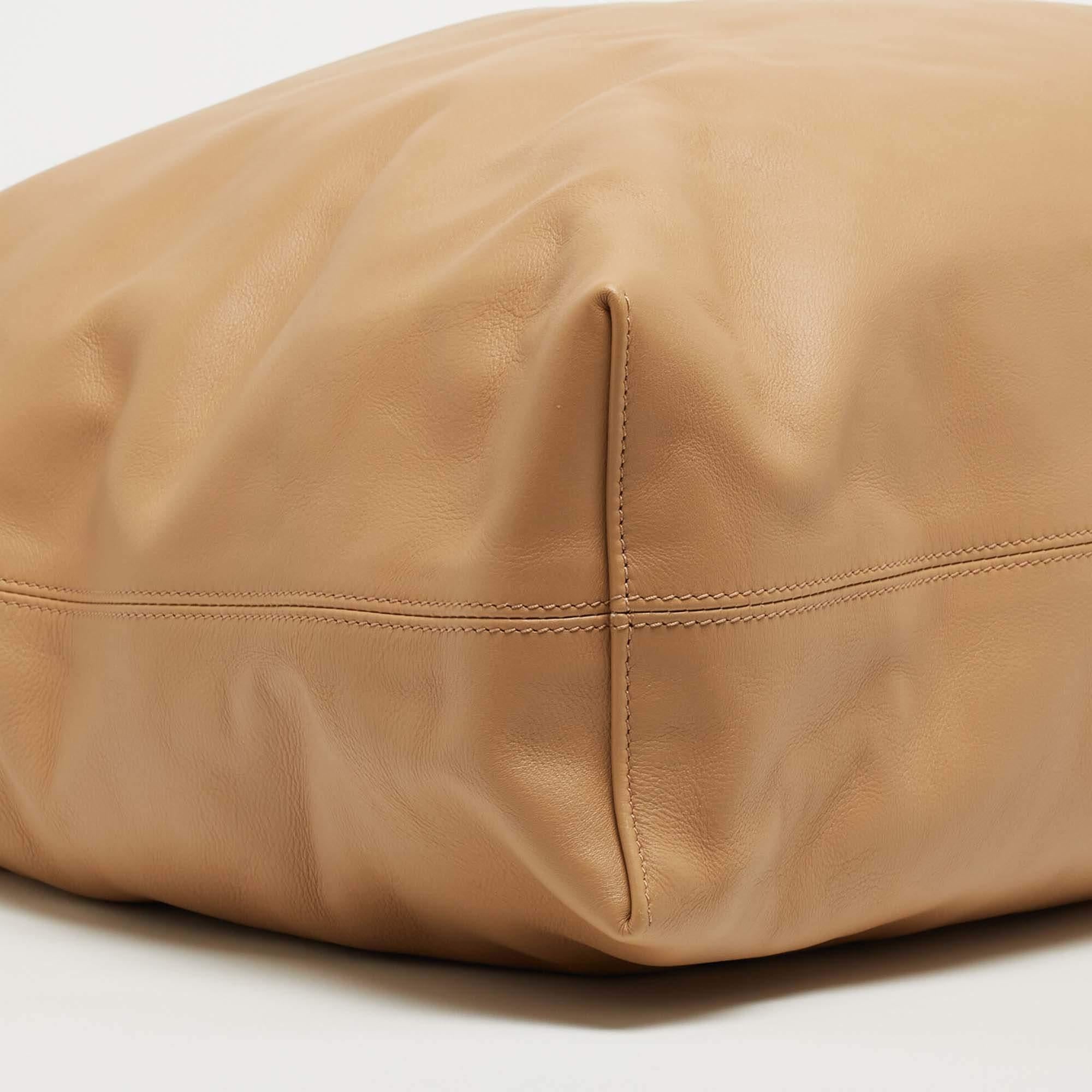 Burberry grand sac cabas Astra en cuir beige chair en vente 5