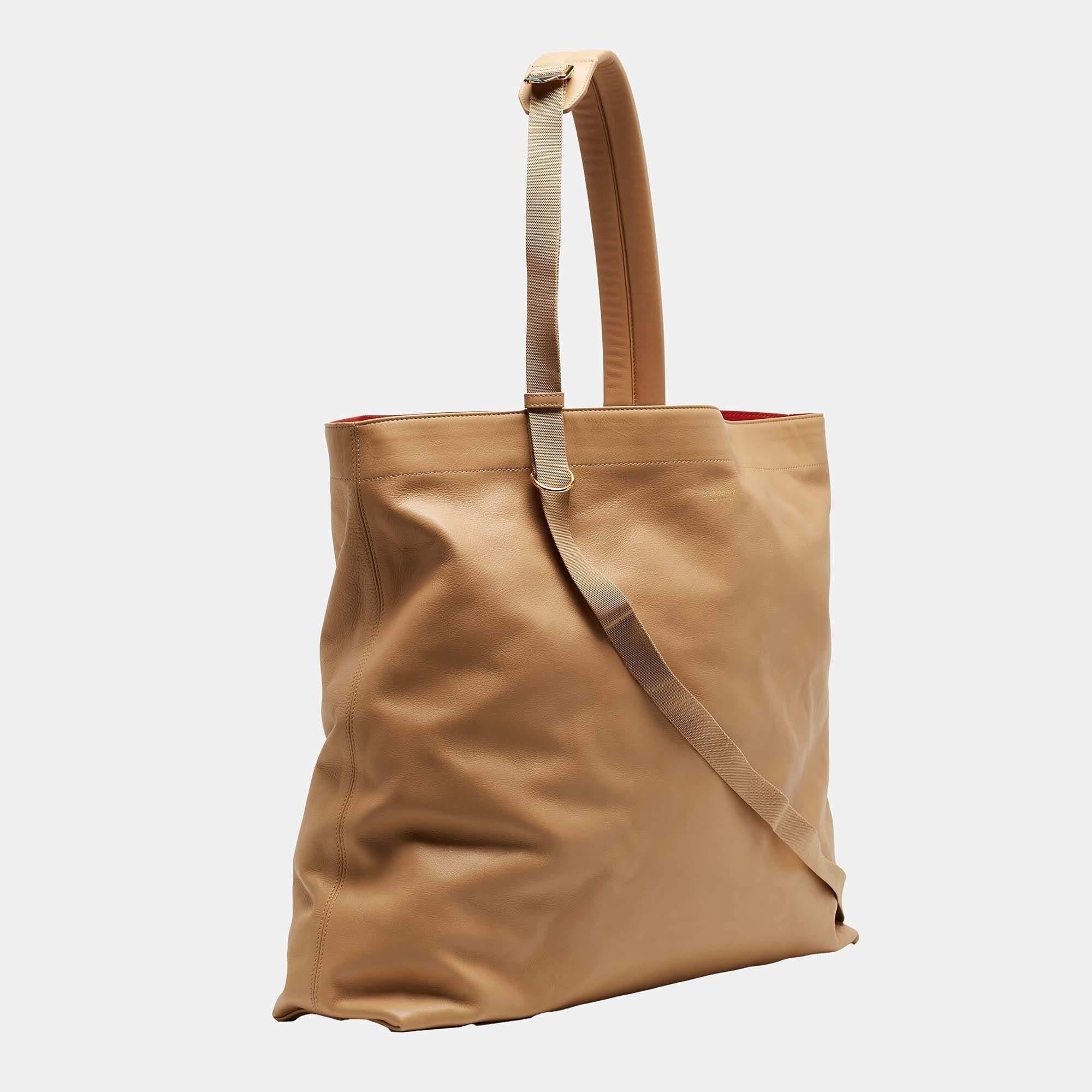 Burberry grand sac cabas Astra en cuir beige chair Excellent état - En vente à Dubai, Al Qouz 2