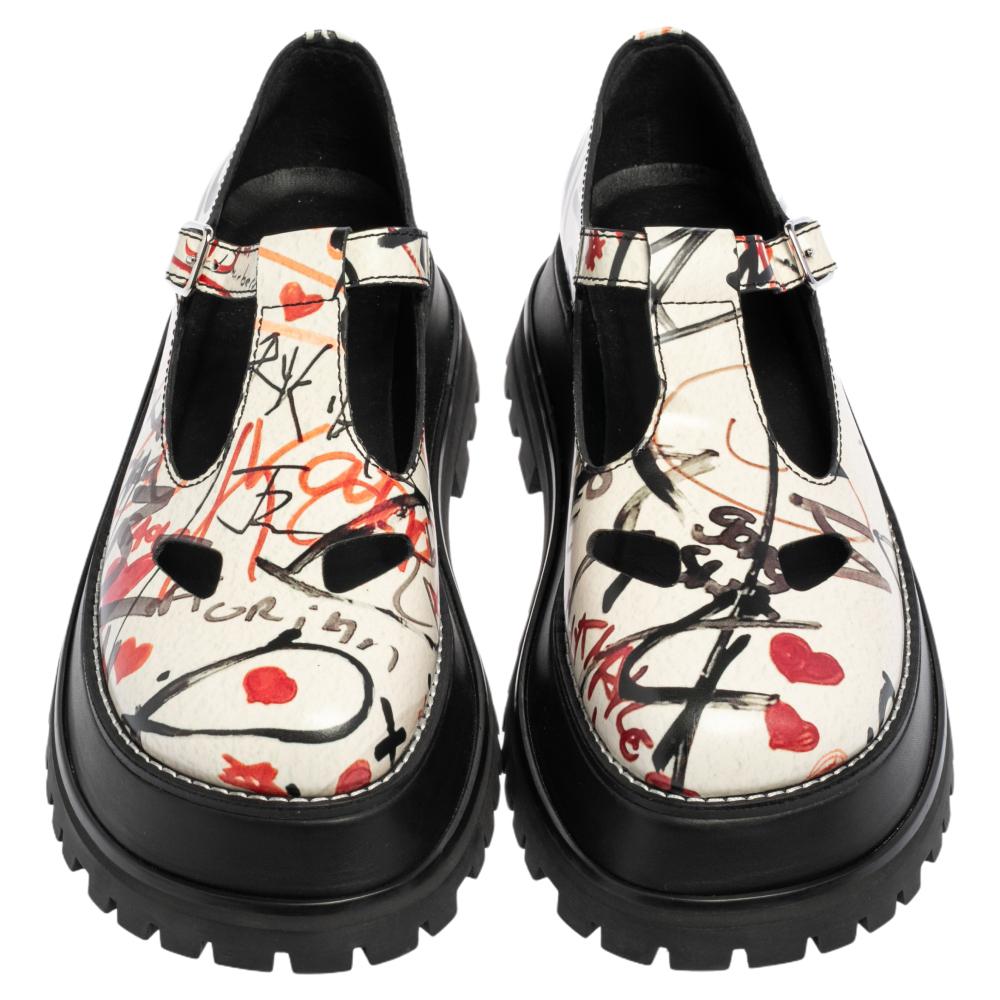 Burberry ensures a statement look with this stunning design! The leather oxford shoes are well-crafted and they are beautified with print detailing. Comfortable insoles, buckled straps and chunky platforms complete this must-have pair!

Includes: