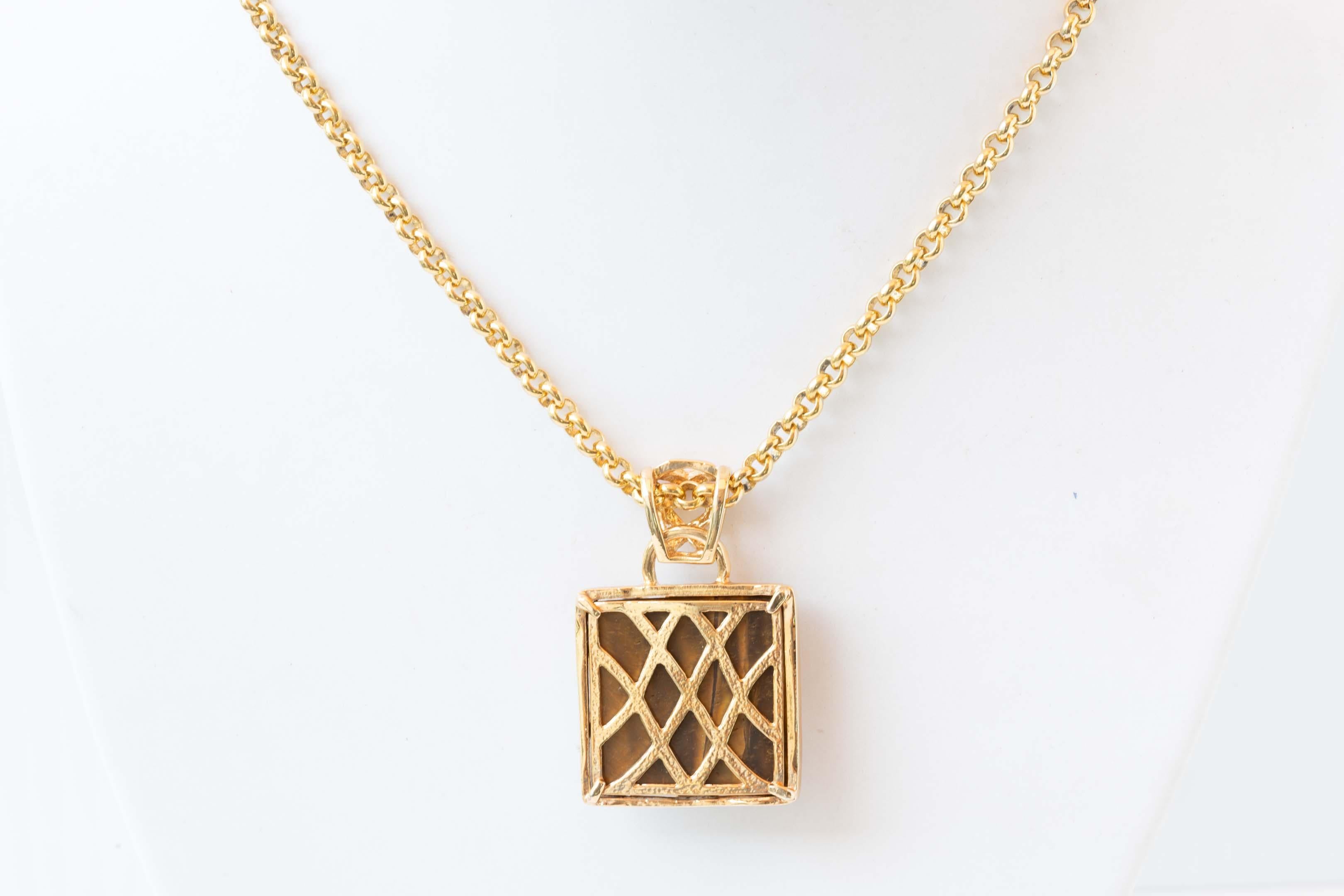 Taille carrée Burberry of London Pendentif à chaîne en pierre œil de tigre en vente