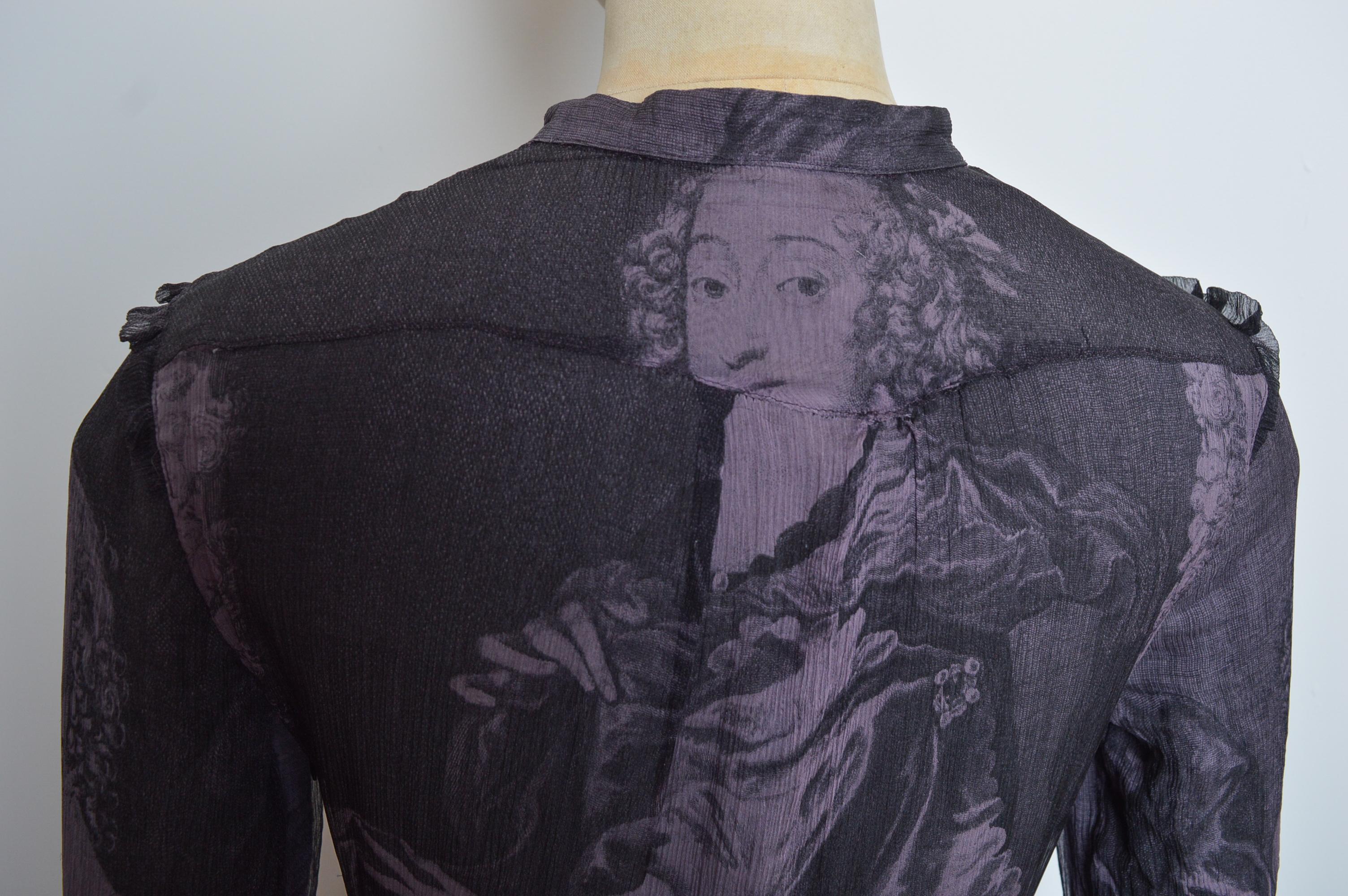 Burberry - Dipinto di antichi maestri con due sorelle - Vestito in crepe di seta con stampa viola antico in vendita 5