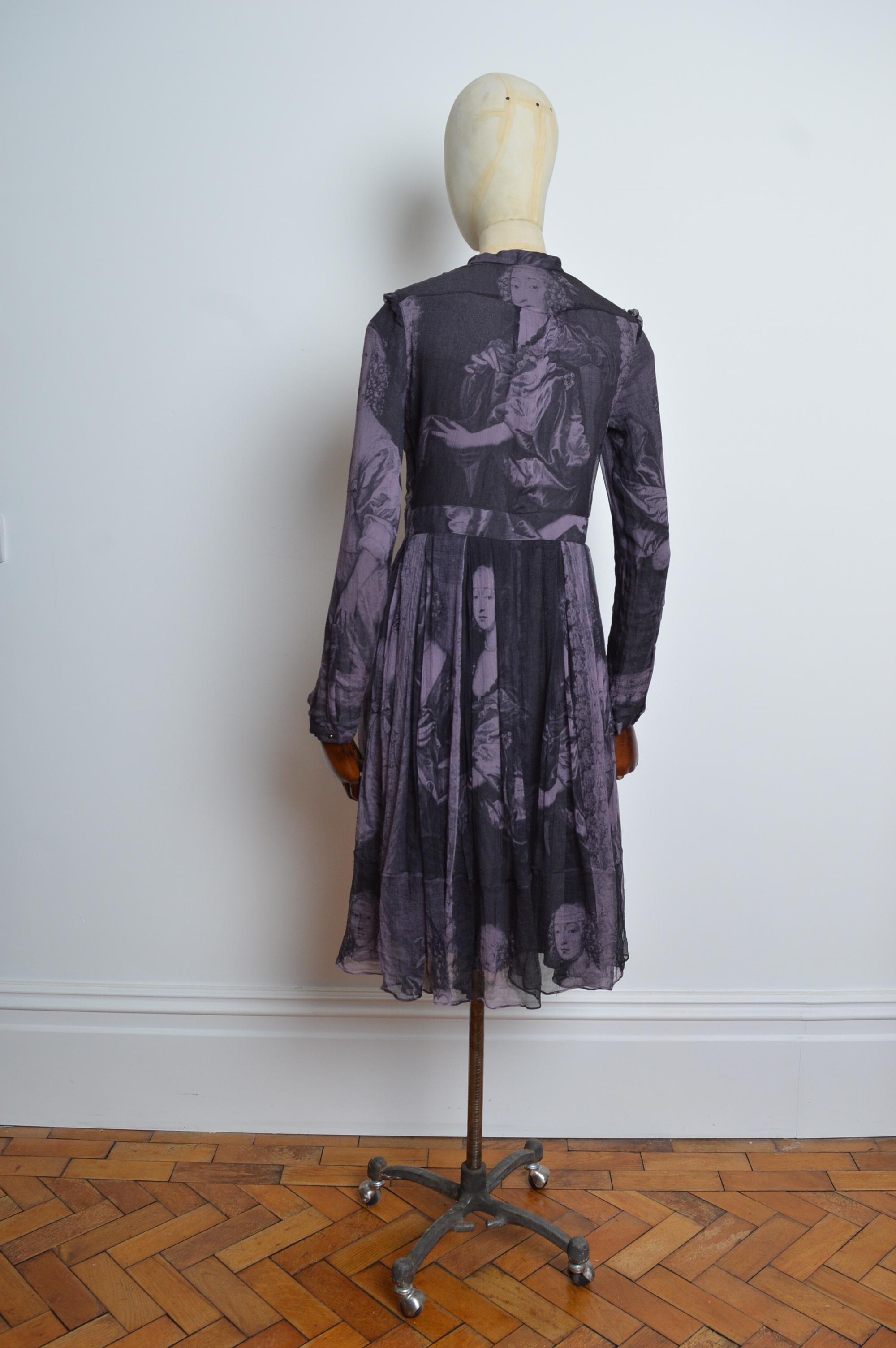 Burberry - Dipinto di antichi maestri con due sorelle - Vestito in crepe di seta con stampa viola antico in vendita 6