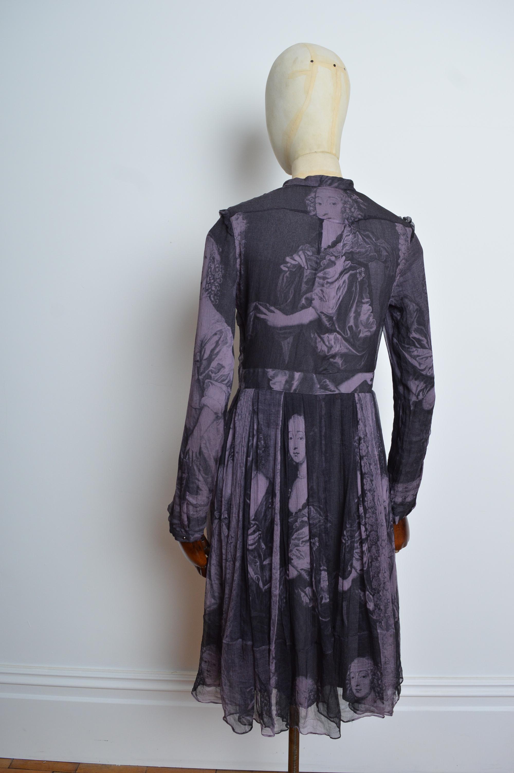 Burberry - Dipinto di antichi maestri con due sorelle - Vestito in crepe di seta con stampa viola antico in vendita 7