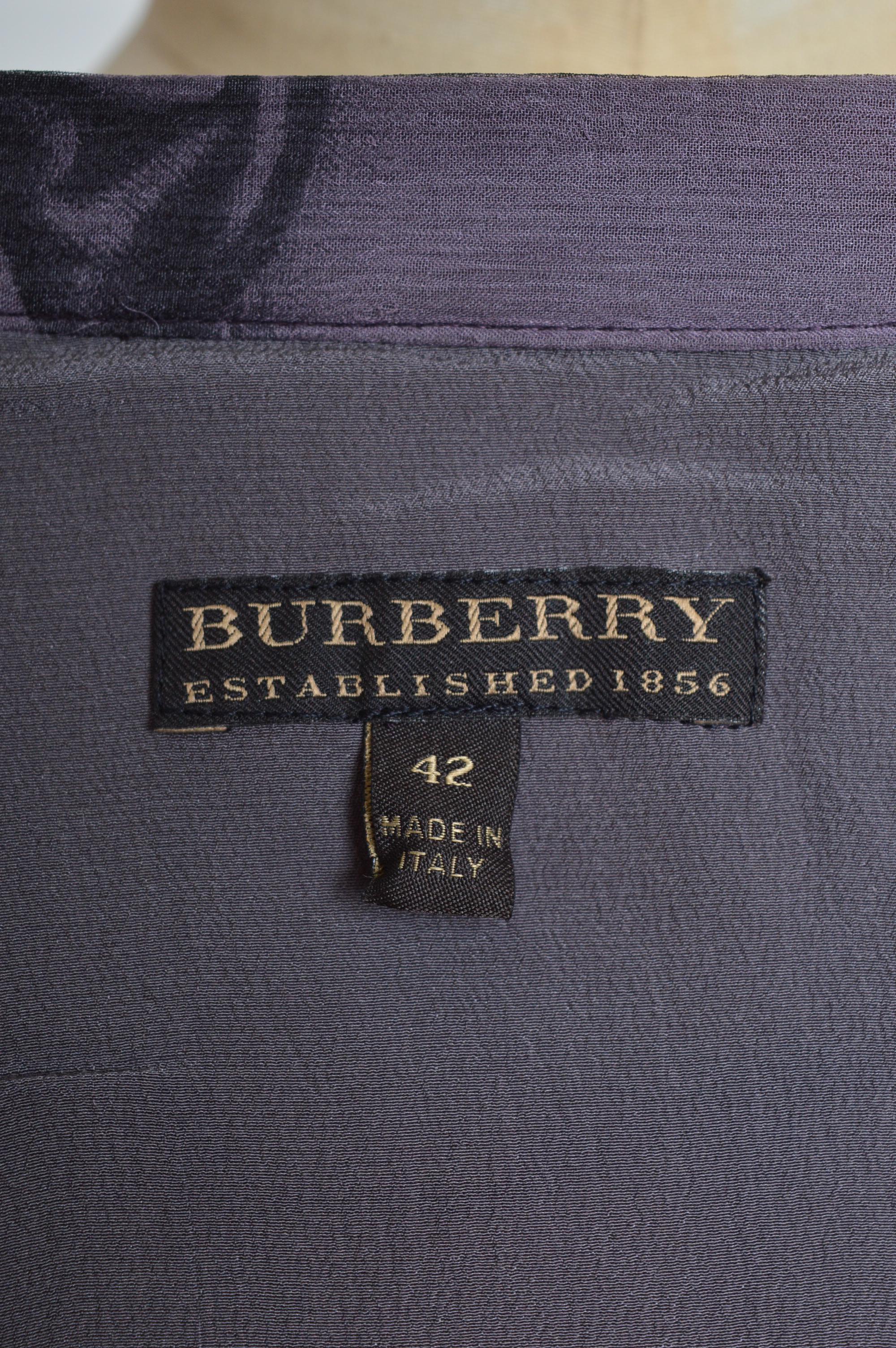 Burberry - Dipinto di antichi maestri con due sorelle - Vestito in crepe di seta con stampa viola antico in vendita 8