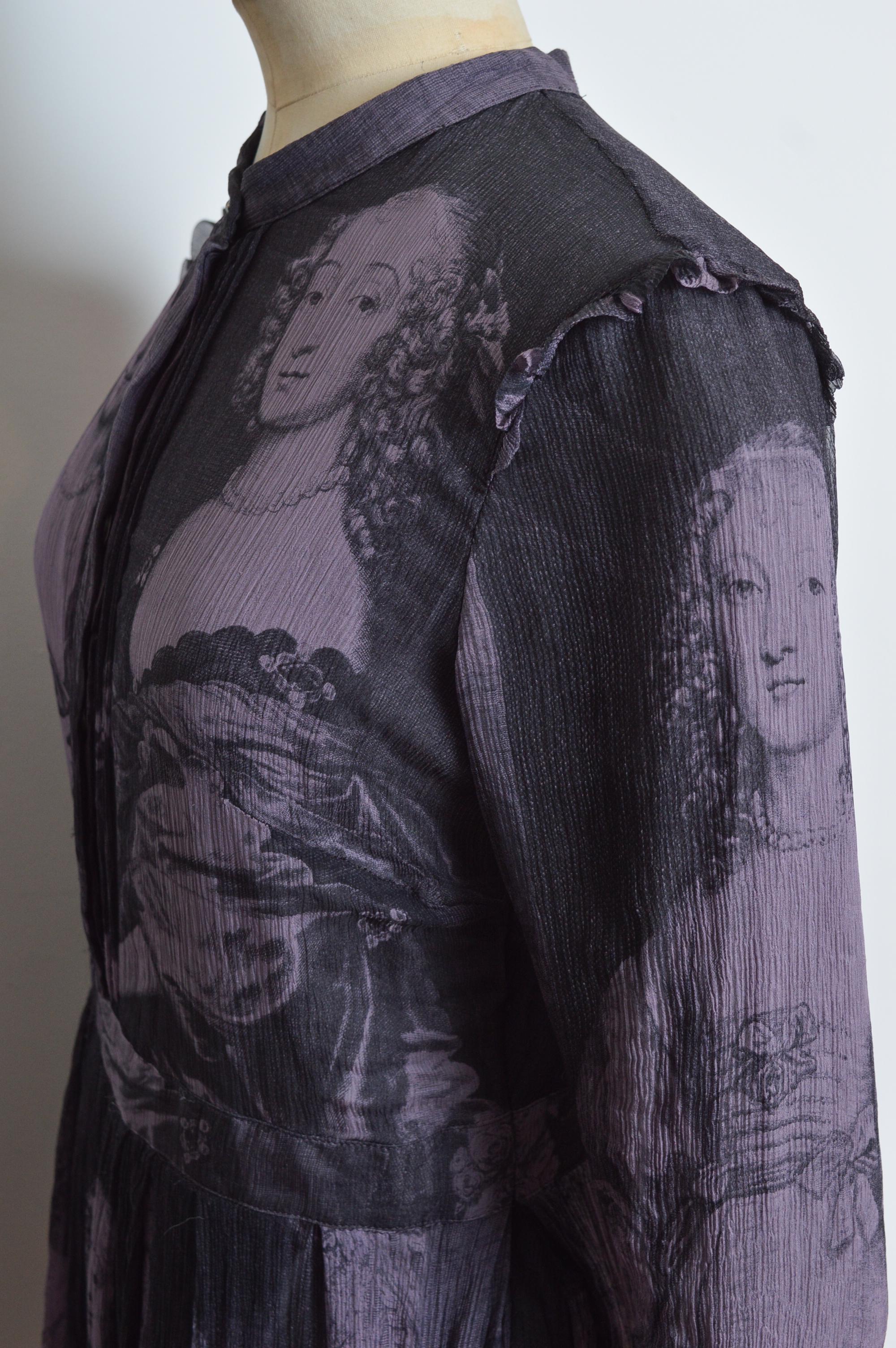Burberry - Dipinto di antichi maestri con due sorelle - Vestito in crepe di seta con stampa viola antico in vendita 9