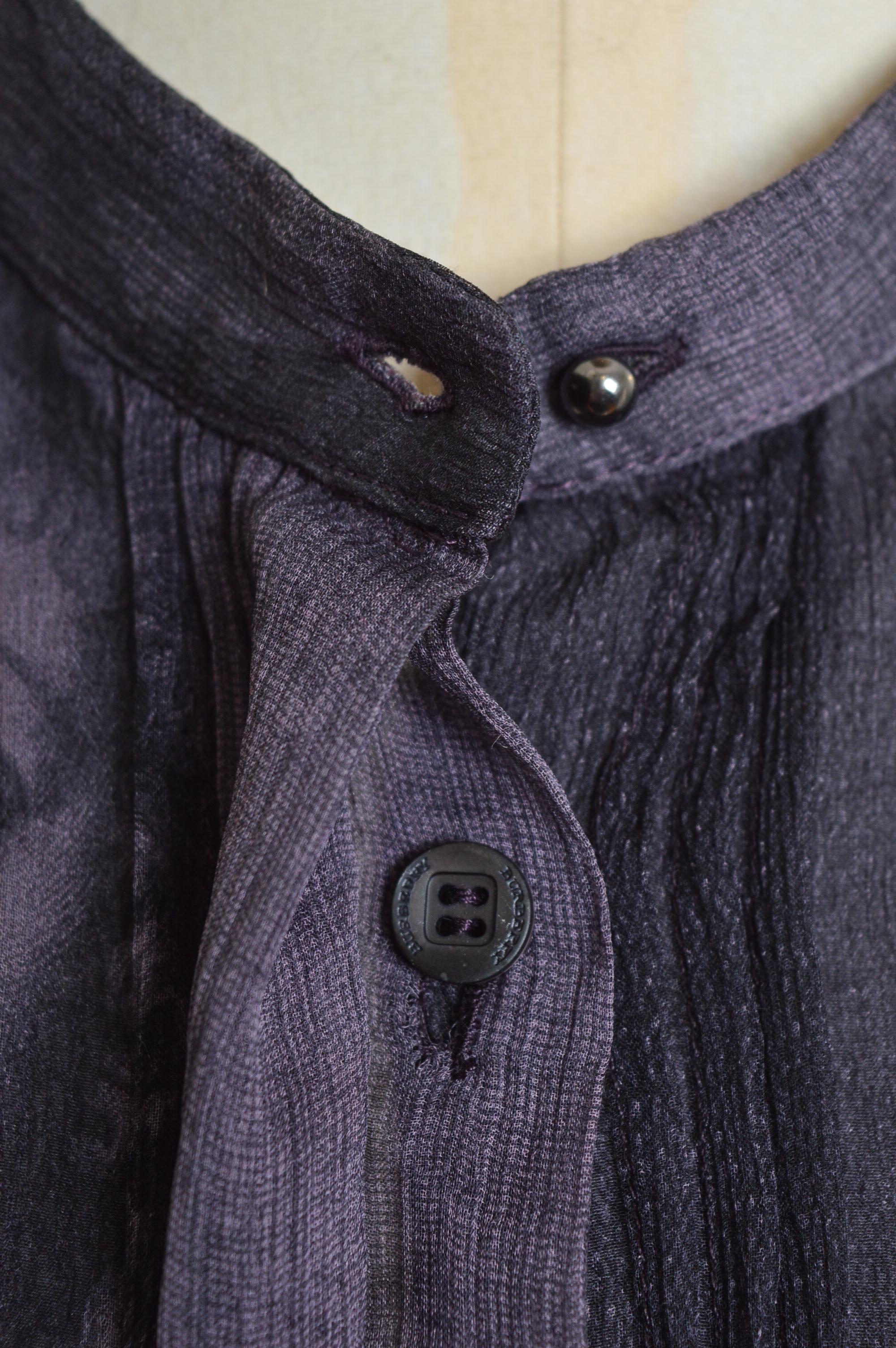 Burberry - Dipinto di antichi maestri con due sorelle - Vestito in crepe di seta con stampa viola antico in vendita 10