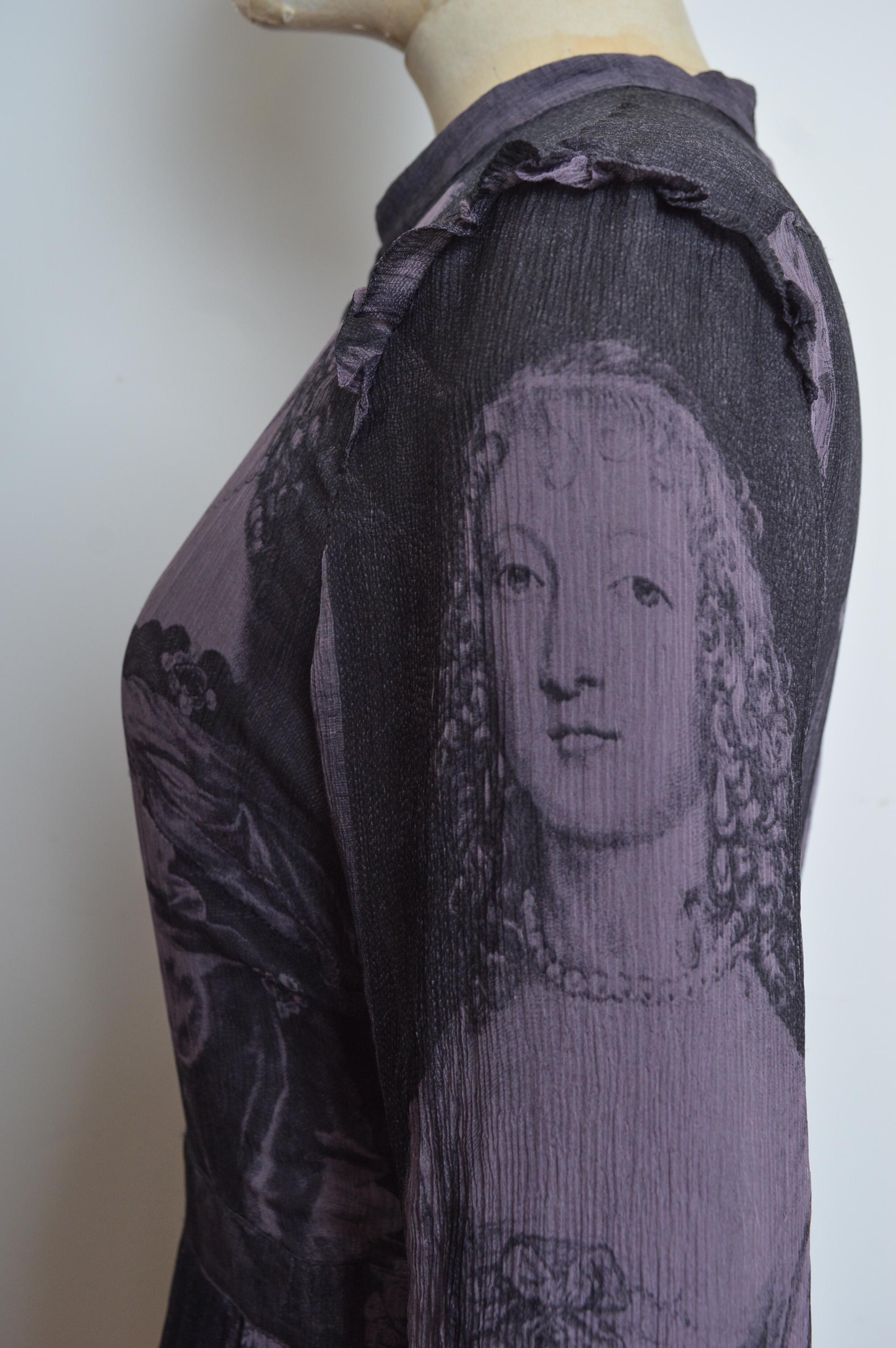 Burberry - Dipinto di antichi maestri con due sorelle - Vestito in crepe di seta con stampa viola antico in vendita 11