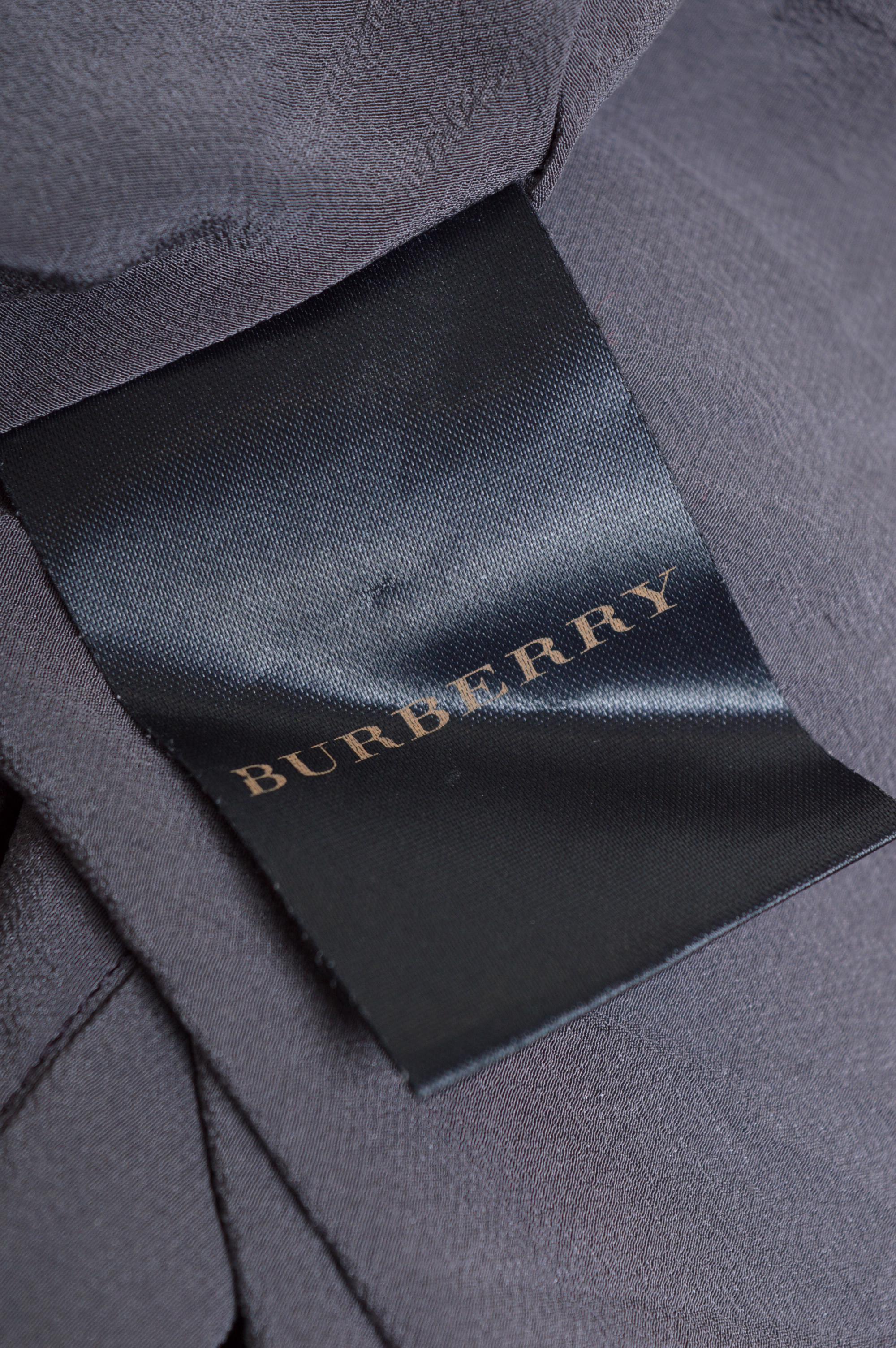 Burberry - Dipinto di antichi maestri con due sorelle - Vestito in crepe di seta con stampa viola antico in vendita 14