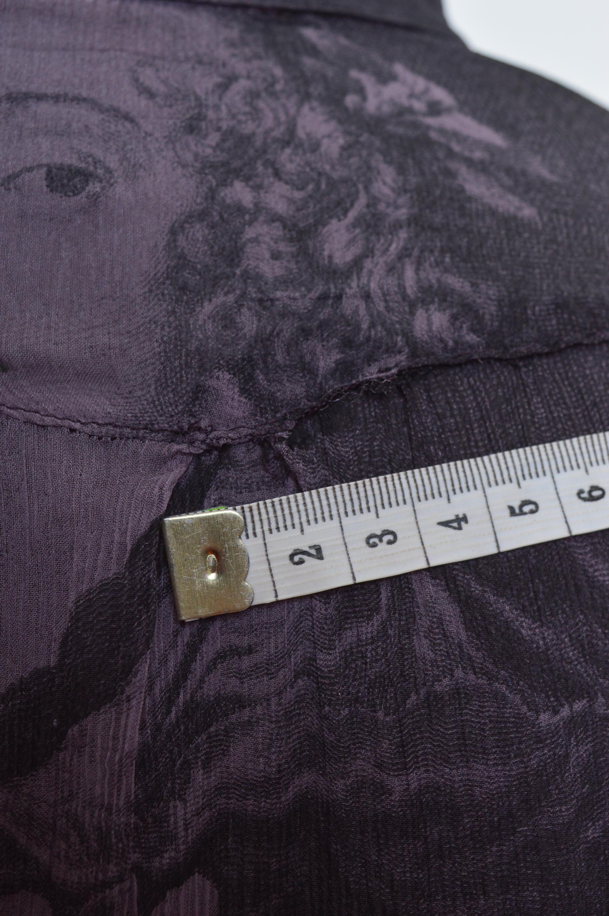 Burberry - Dipinto di antichi maestri con due sorelle - Vestito in crepe di seta con stampa viola antico in vendita 15