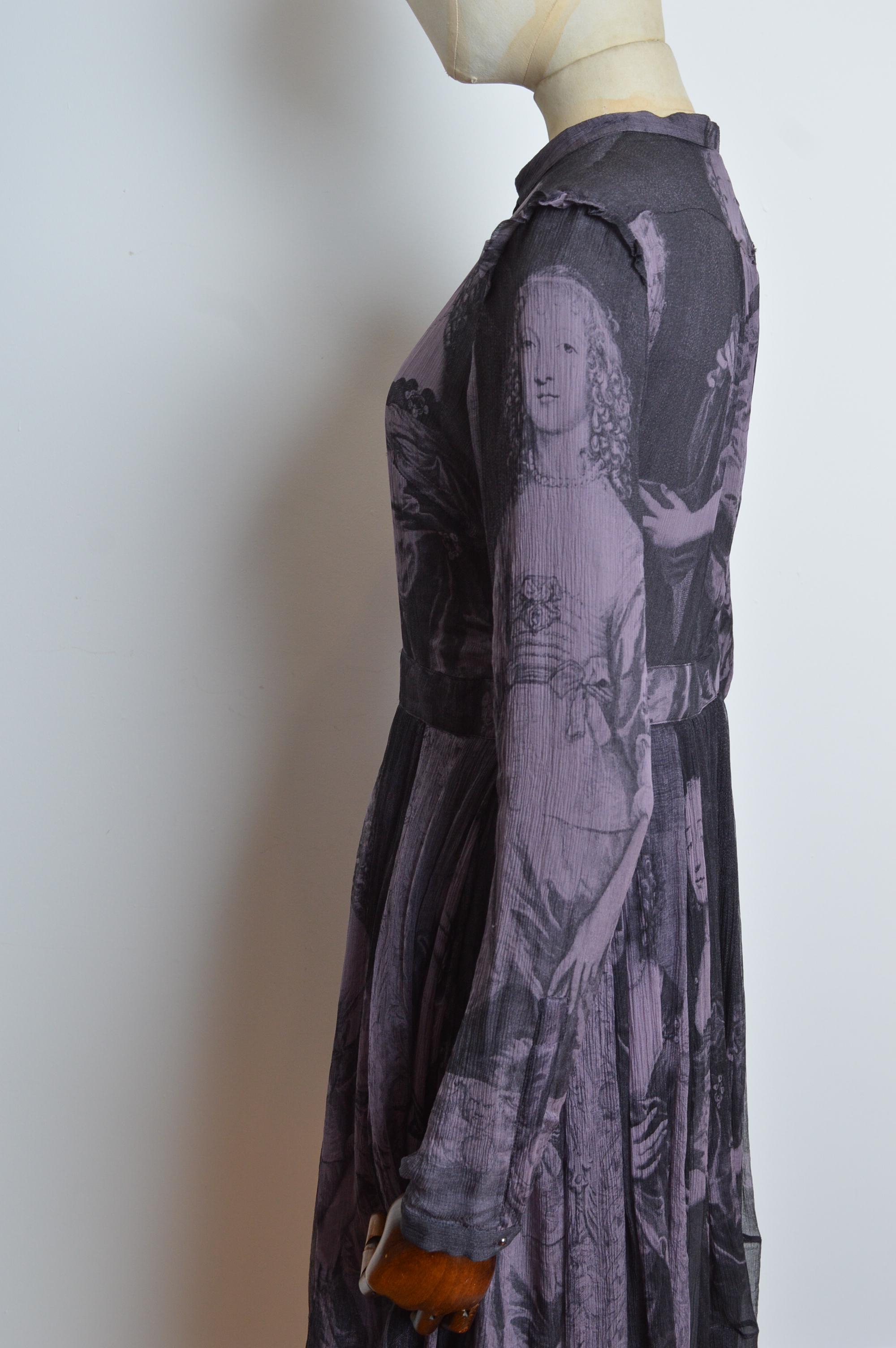 Nero Burberry - Dipinto di antichi maestri con due sorelle - Vestito in crepe di seta con stampa viola antico in vendita
