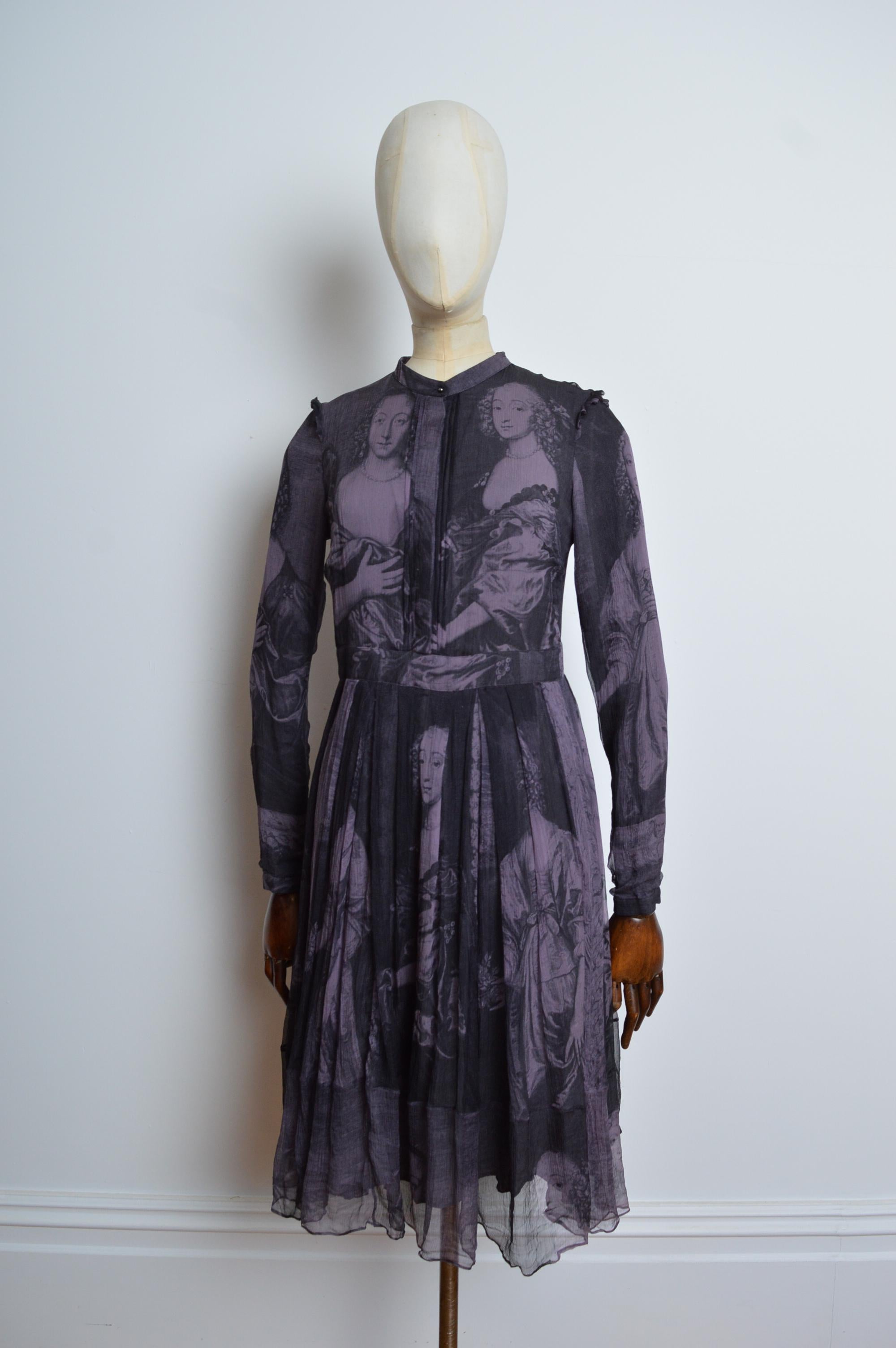 Burberry - Dipinto di antichi maestri con due sorelle - Vestito in crepe di seta con stampa viola antico In condizioni buone in vendita a Sheffield, GB
