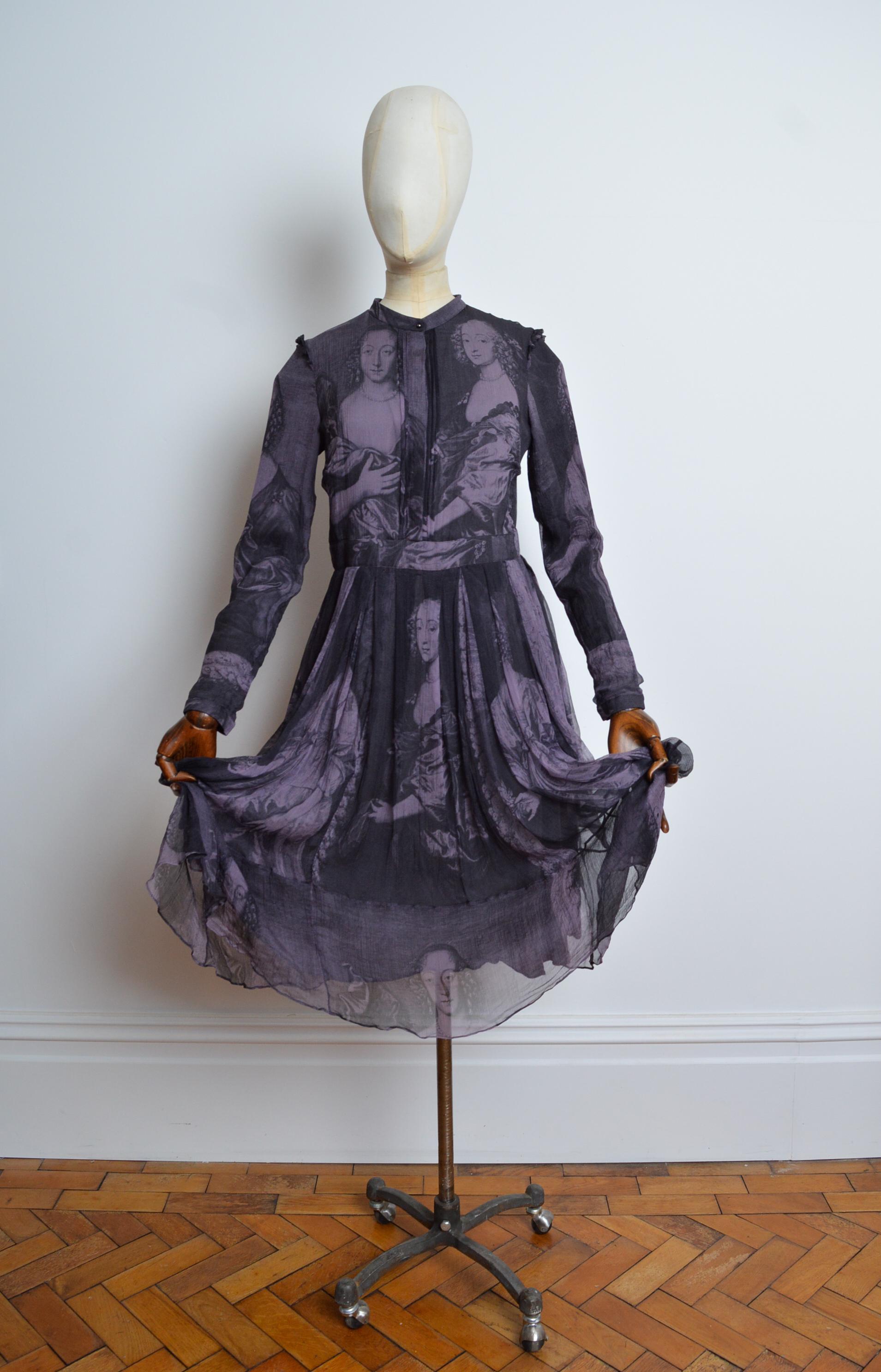 Donna Burberry - Dipinto di antichi maestri con due sorelle - Vestito in crepe di seta con stampa viola antico in vendita