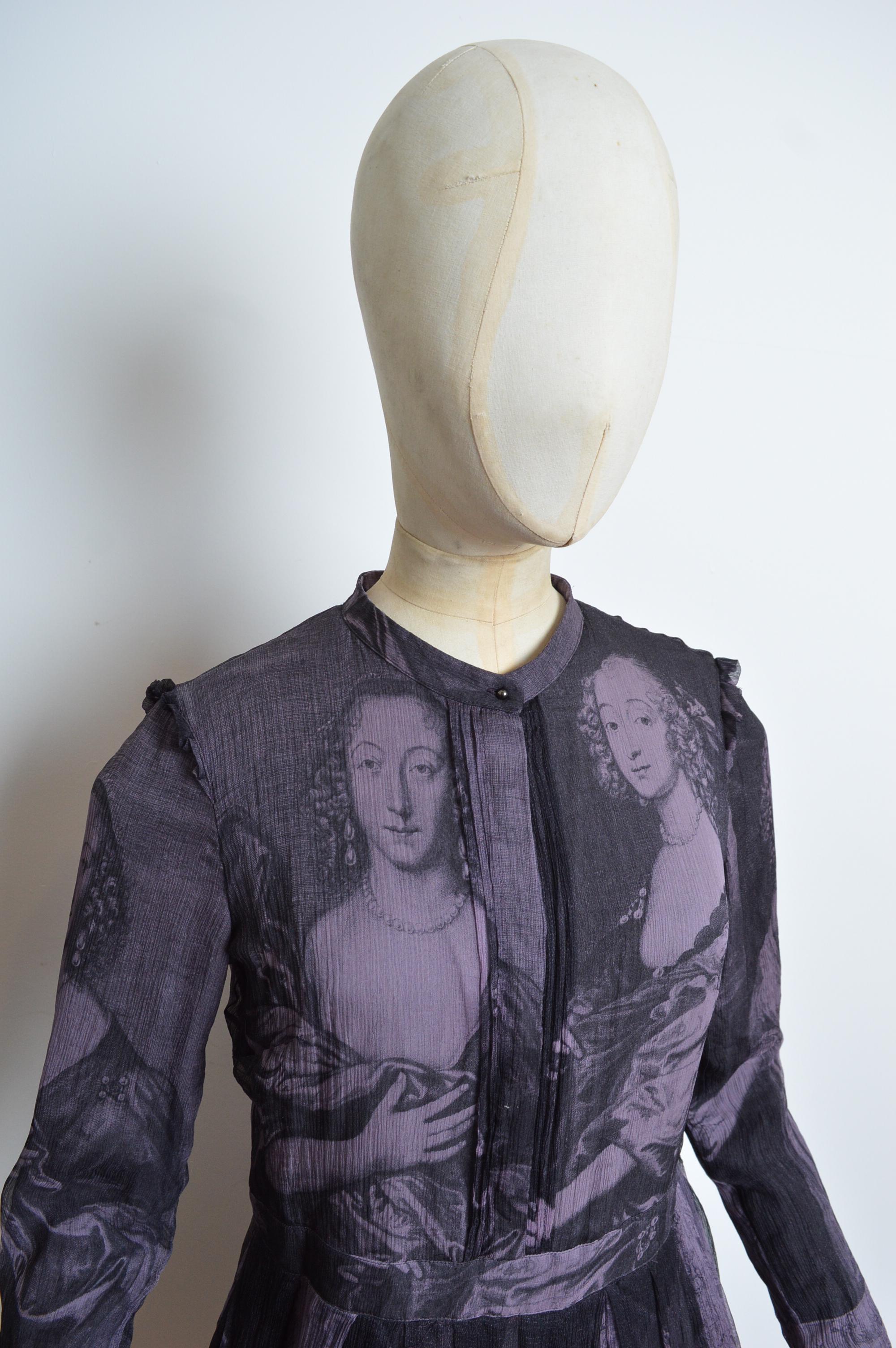 Burberry - Dipinto di antichi maestri con due sorelle - Vestito in crepe di seta con stampa viola antico in vendita 1