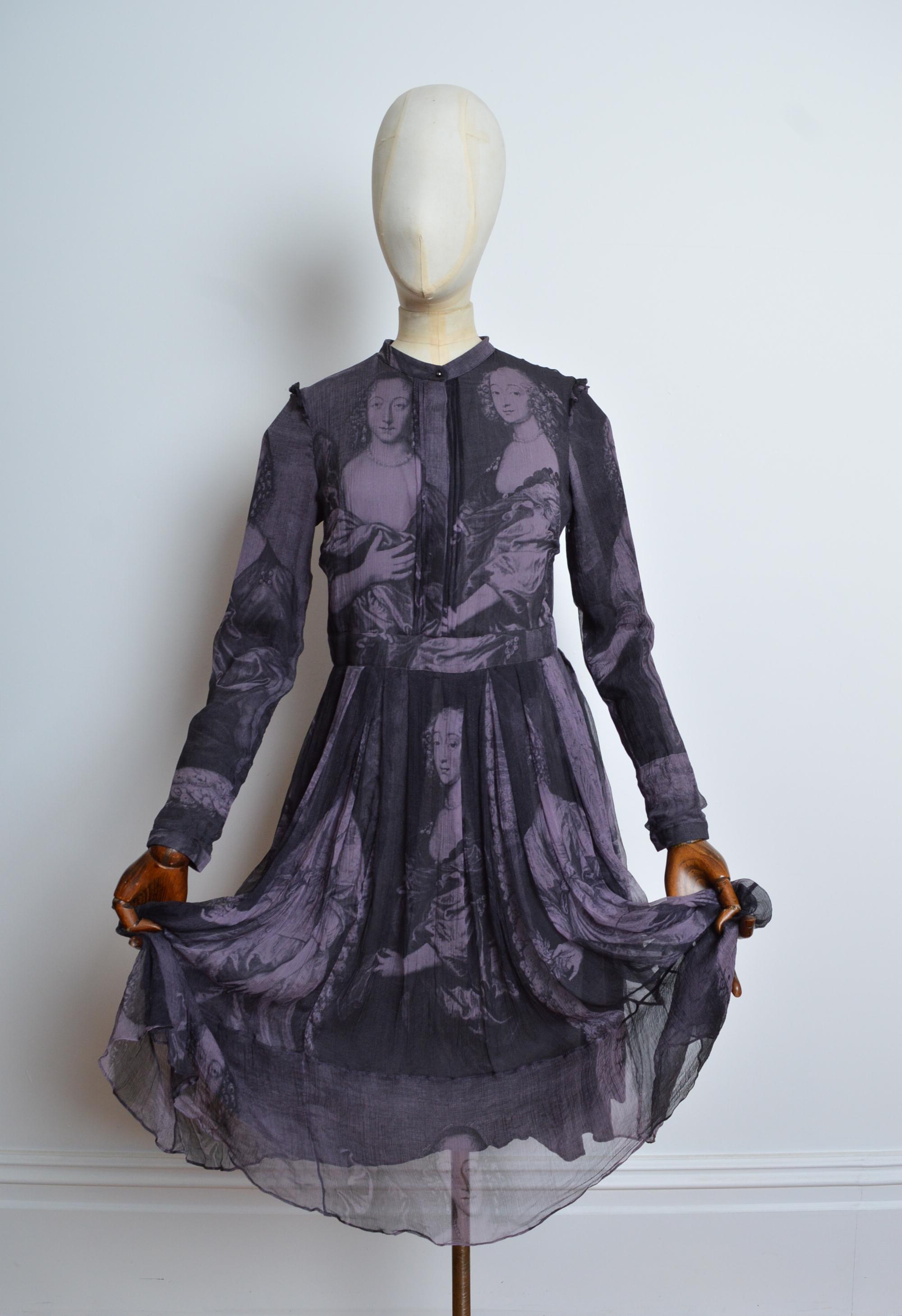 Burberry - Dipinto di antichi maestri con due sorelle - Vestito in crepe di seta con stampa viola antico in vendita 2