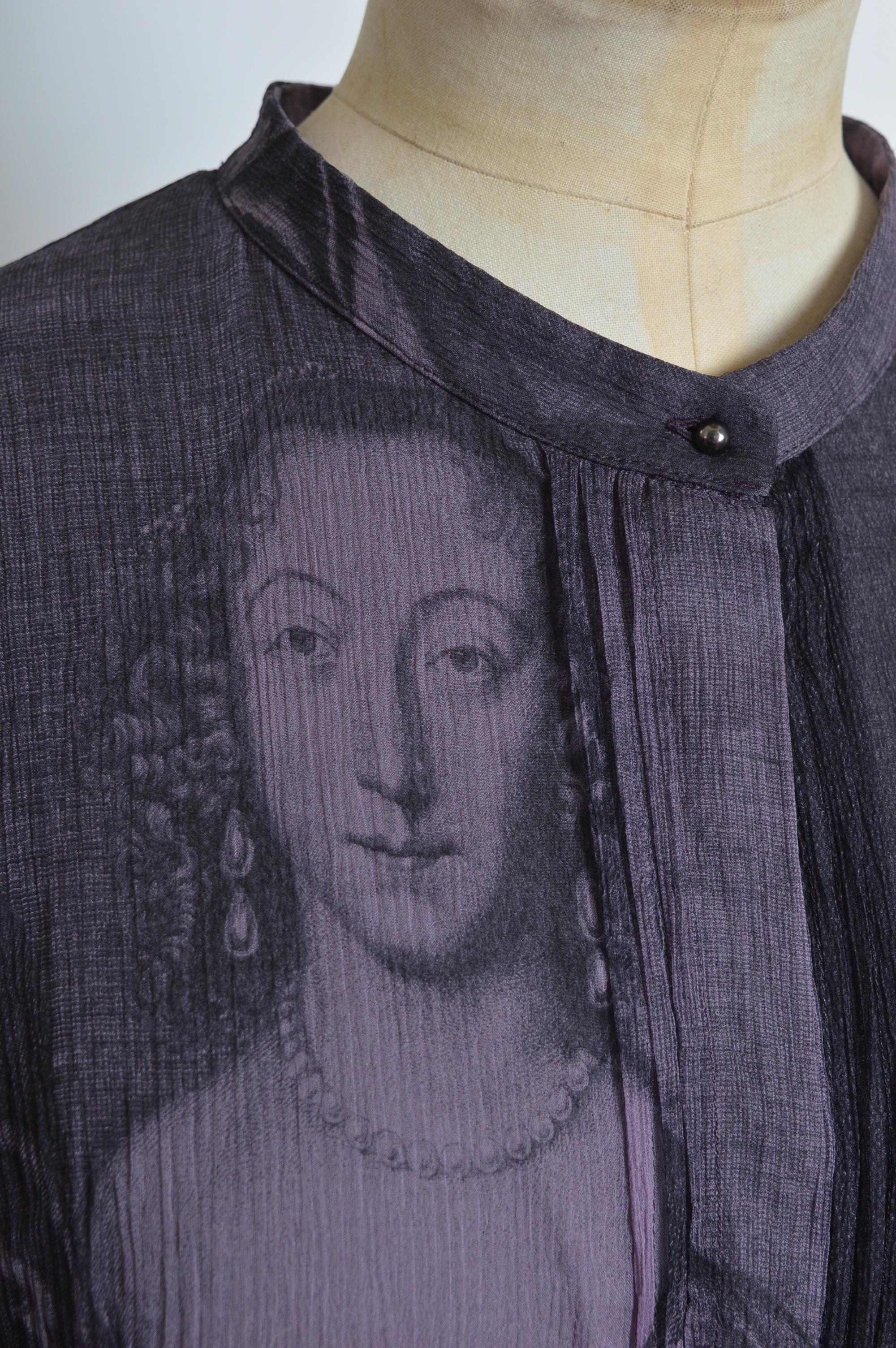 Burberry - Dipinto di antichi maestri con due sorelle - Vestito in crepe di seta con stampa viola antico in vendita 3
