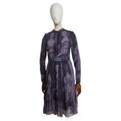 Burberry Old Masters Gemälde zwei Schwestern Antikes lila Druck Seidenkreppkleid mit lila Druck Seidenkrepp