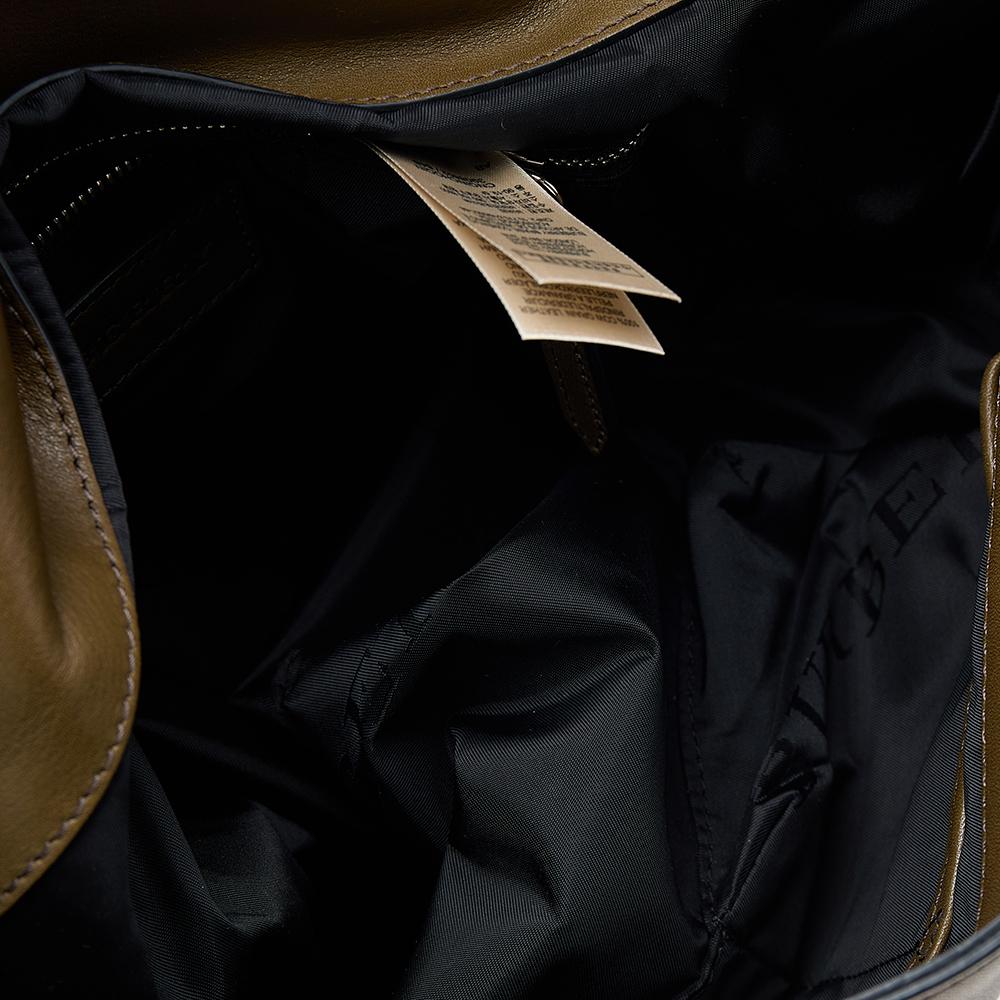 Burberry Messenger Bag aus olivgrünem Leder mit Nietenverschluss im Angebot 4
