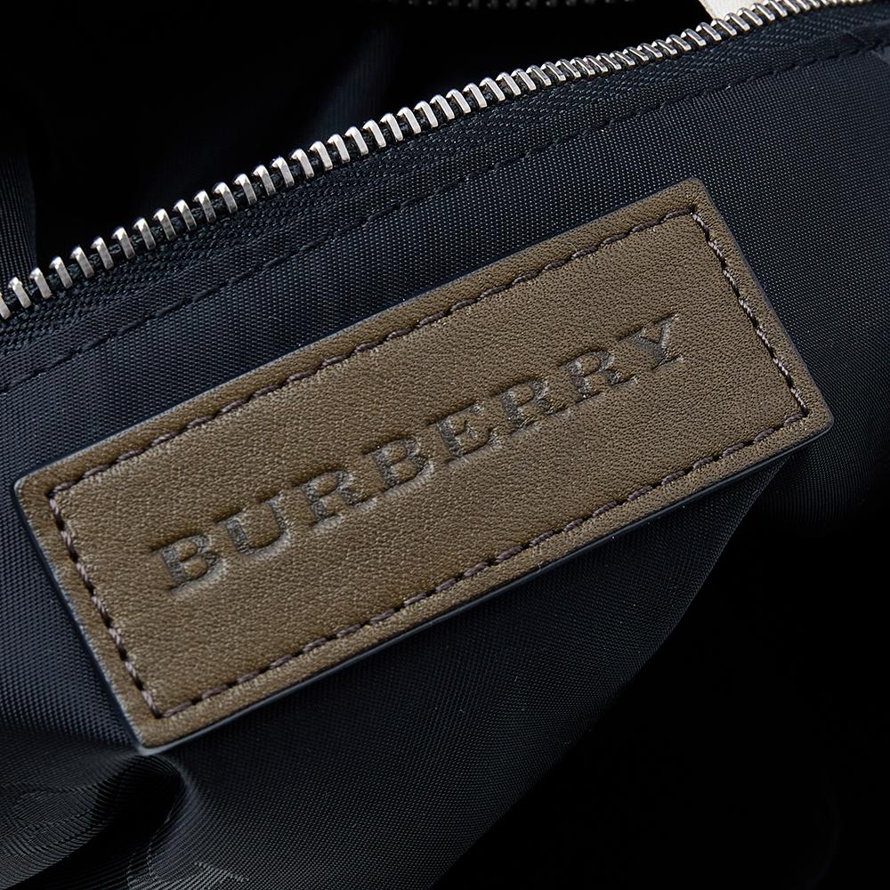 Burberry Messenger Bag aus olivgrünem Leder mit Nietenverschluss im Angebot 5