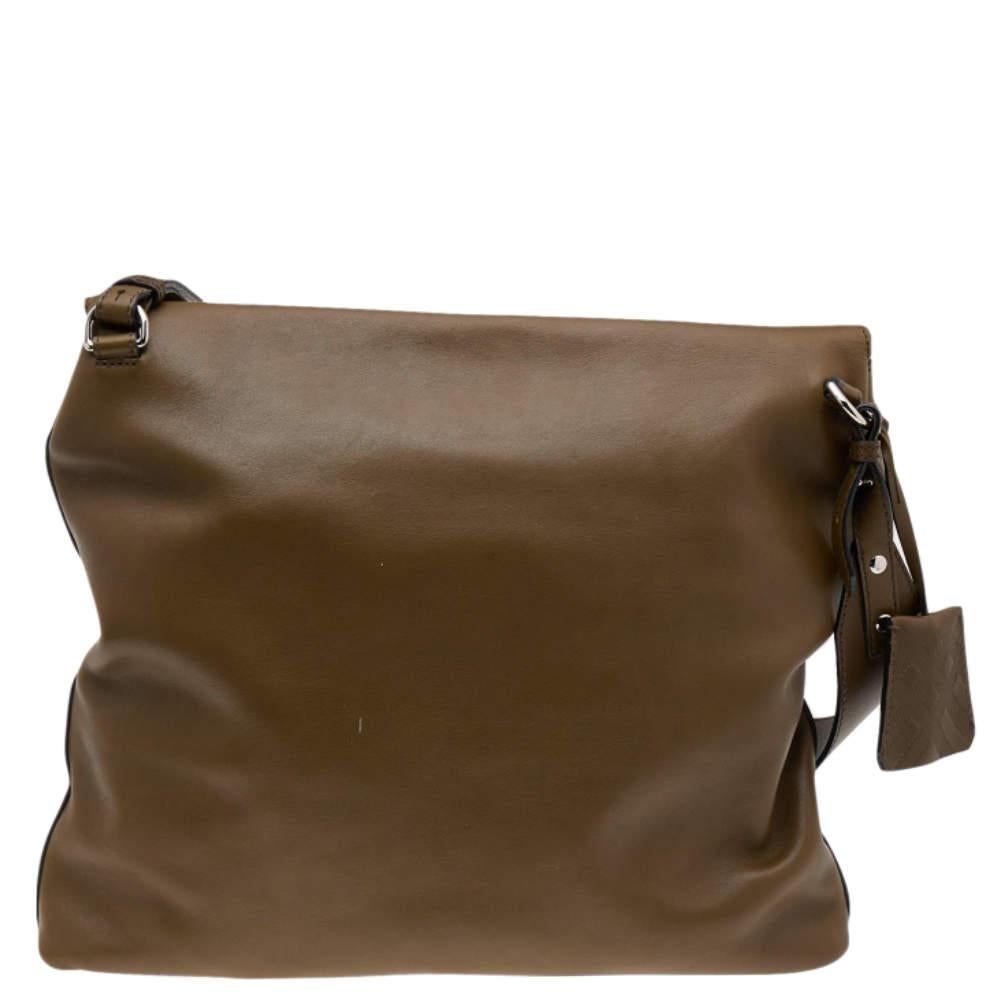 Style et fonctionnalité se conjuguent pour former ce sac messager vert olive de Burberry. Fabriqué en cuir, ce sac est doté d'une serrure sur le devant et d'une poignée unique. L'intérieur du sac, doublé de tissu, est idéal pour le travail ou les