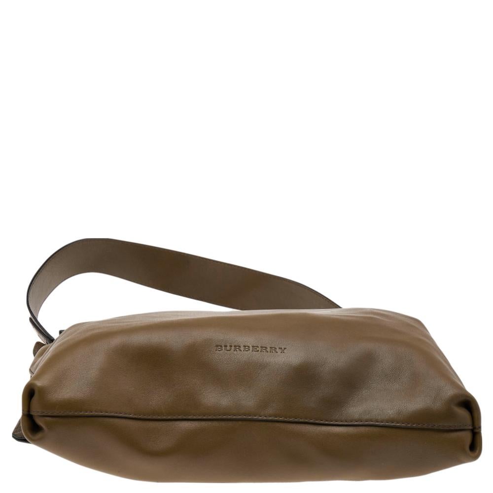 Burberry Messenger Bag aus olivgrünem Leder mit Nietenverschluss Damen im Angebot