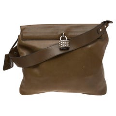 Bolso Mensajero Burberry Verde Oliva de Piel con Cierre de Tachuelas