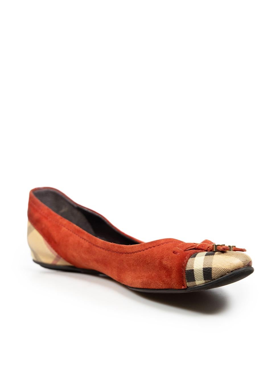 L'ÉTAT est bon. L'usure générale des chaussures est évidente. Signes modérés d'usure du daim sur les contre-parties des deux chaussures. Décoloration du cuir sur le contrefort de la chaussure gauche sur cet article de revente de créateur Burberry
