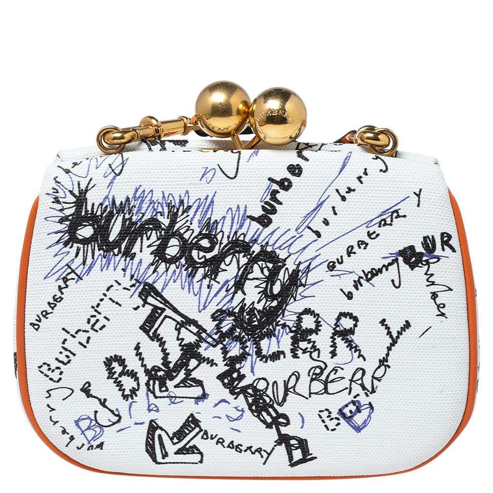 The striking doodle print adds a fun element to this Burberry clutch. It displays a kiss-lock closure on top, an adjustable shoulder strap, and gold-tone hardware. Lined with canvas and leather, the bag has ample space to hold your essentials
