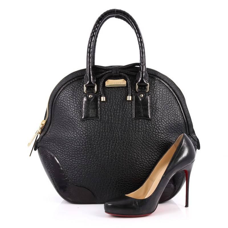 This authentic Burberry Orchard Bag Heritage Grained Leather with Ostrich Medium has a glamorous design with a roomy silhouette that is ideal for everyday use. Crafted from black grainy leather with ostrich leather trims, this vintage-inspired bag