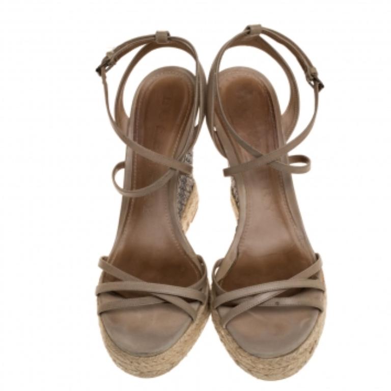 Burberry Pale Green Strappy Leather Woven Wedge Espadrille Sandals Size 39 In Fair Condition For Sale In Dubai, Al Qouz 2