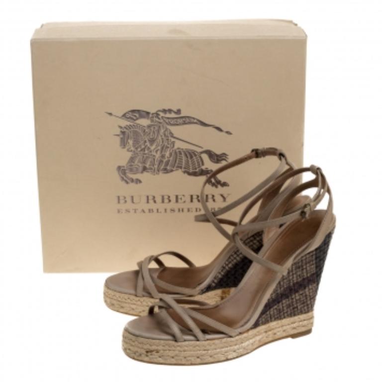 Burberry Pale Green Strappy Leather Woven Wedge Espadrille Sandals Size 39 For Sale 3