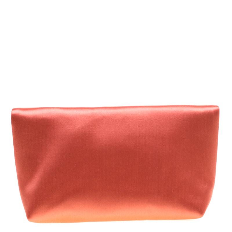 This Burberry clutch blends right into the tastes of women with a penchant for modern fashion. It is crafted from peach satin and lined with nylon on the inside. The highlight, however, is the large safety pin, formally referred to as an “archival