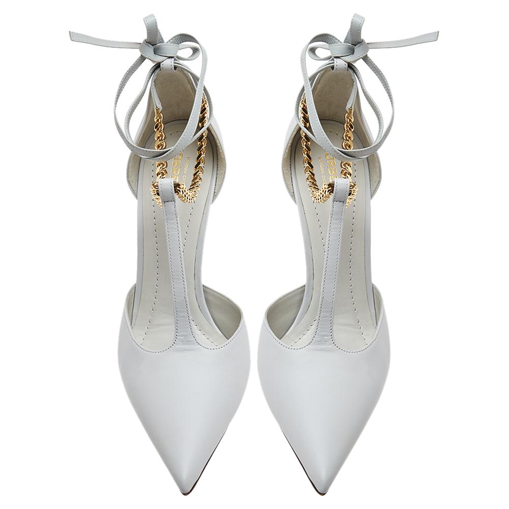 Definito da tagli lussuosi, dettagli unici, costruzione resistente e una morbida tonalità di grigio, questo paio di Burberry ha tutte le qualità di una scarpa alla moda. Chiamata Welton, la décolleté è caratterizzata da un corpo in pelle, da una