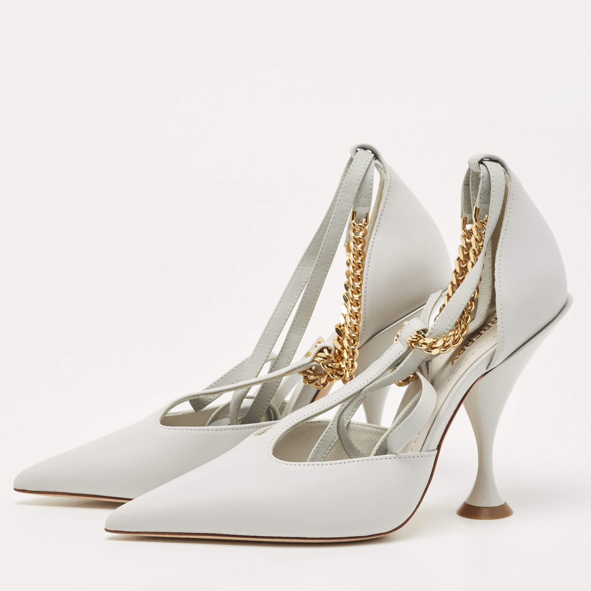 Exhibit an elegant style with this pair of pumps. These Burberry pumps for women are crafted from quality materials. They are set on durable soles and sleek heels.

