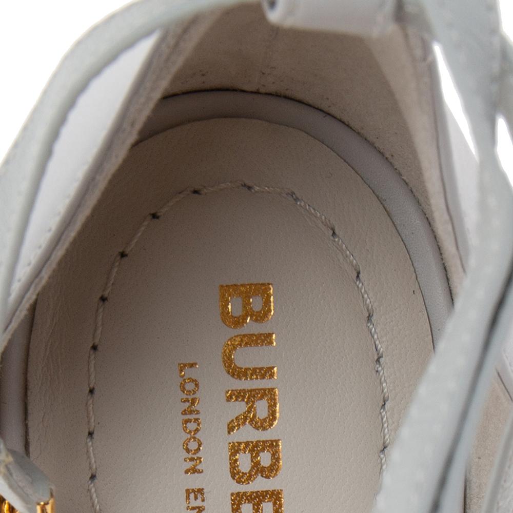 Burberry - Pumps con cinturino alla caviglia con catena Welton in pelle grigia di ciottoli misura 37,5 1